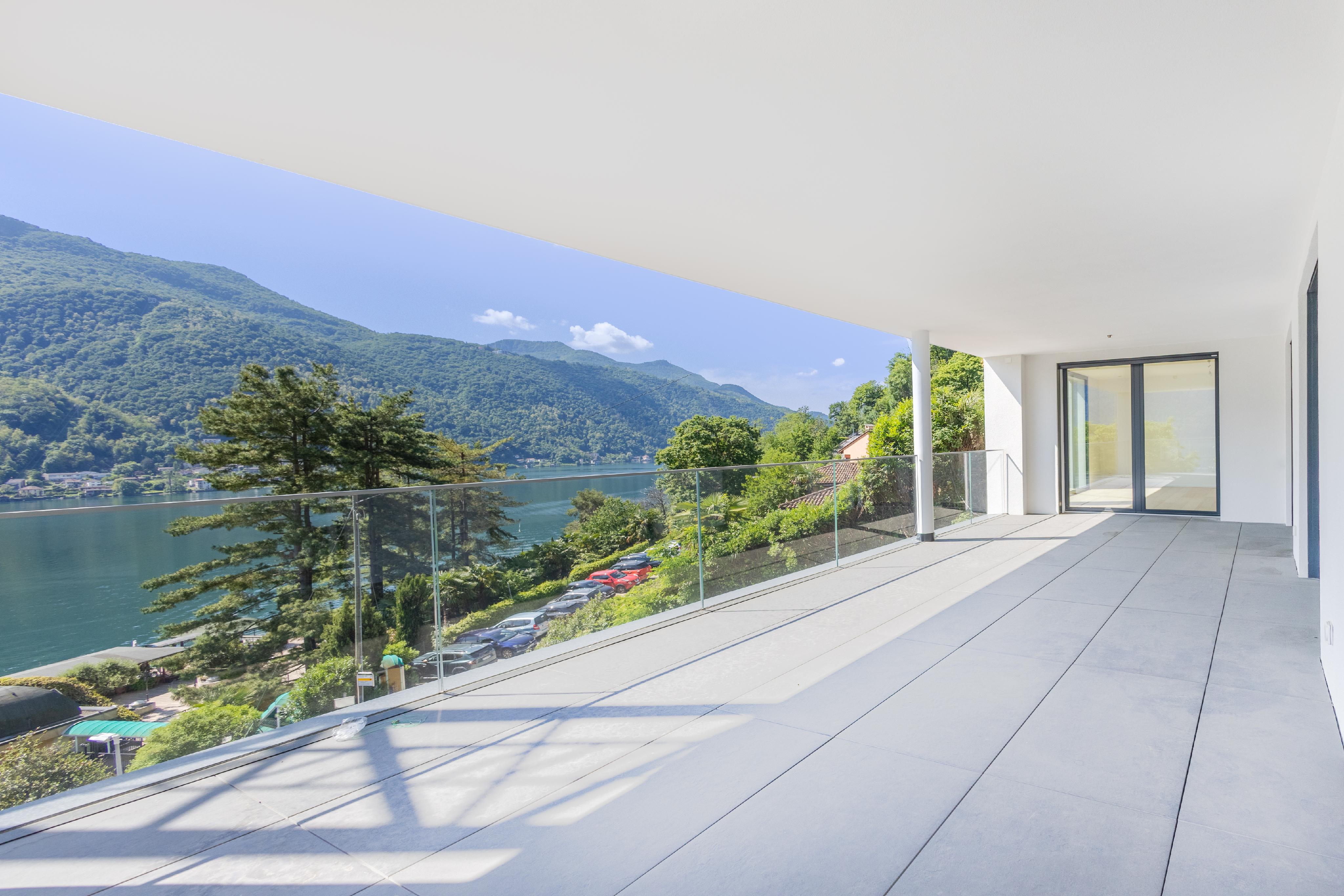 Überdachte Terrasse mit Seeblick