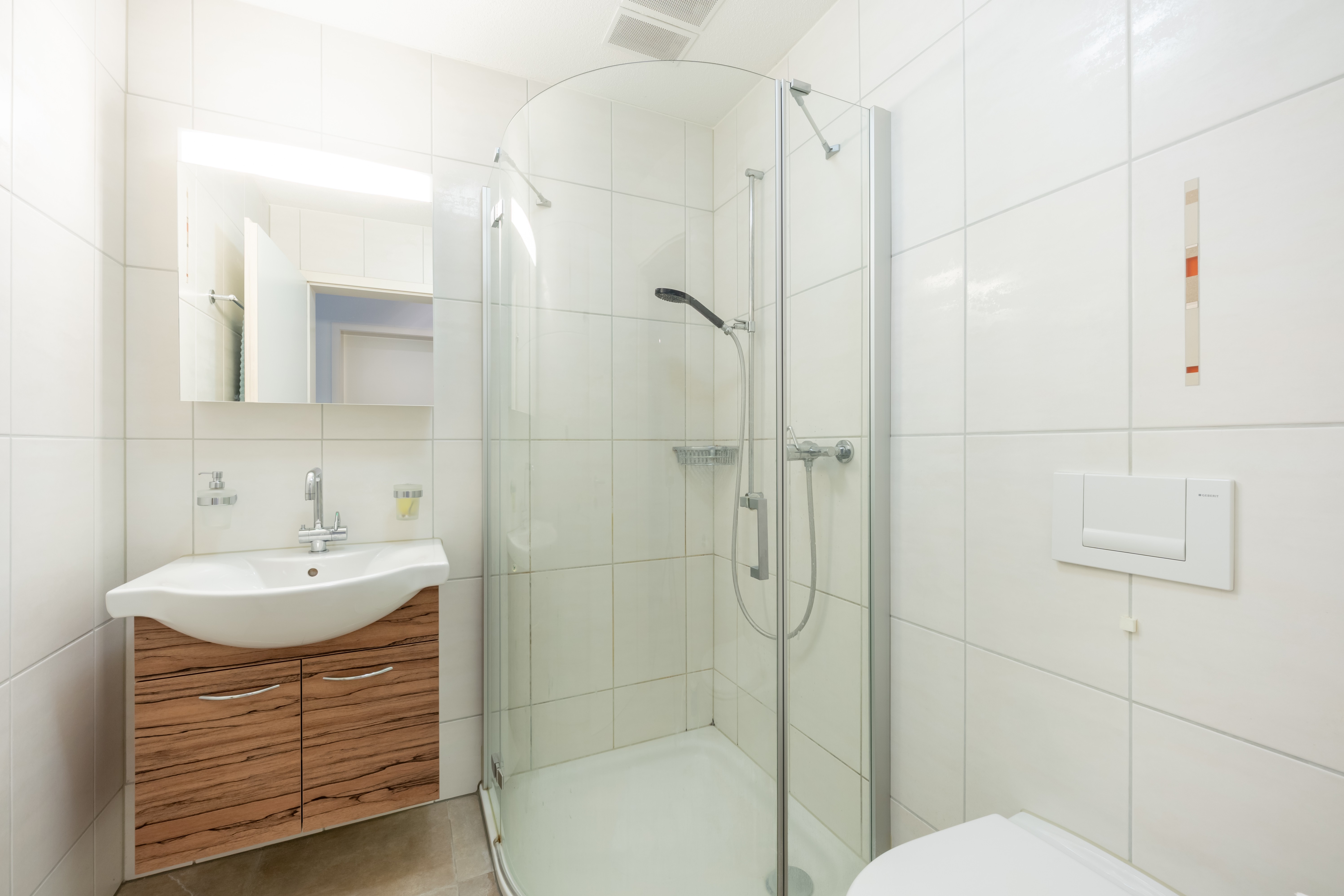 Modernes Badezimmer mit Dusche und Waschtisch