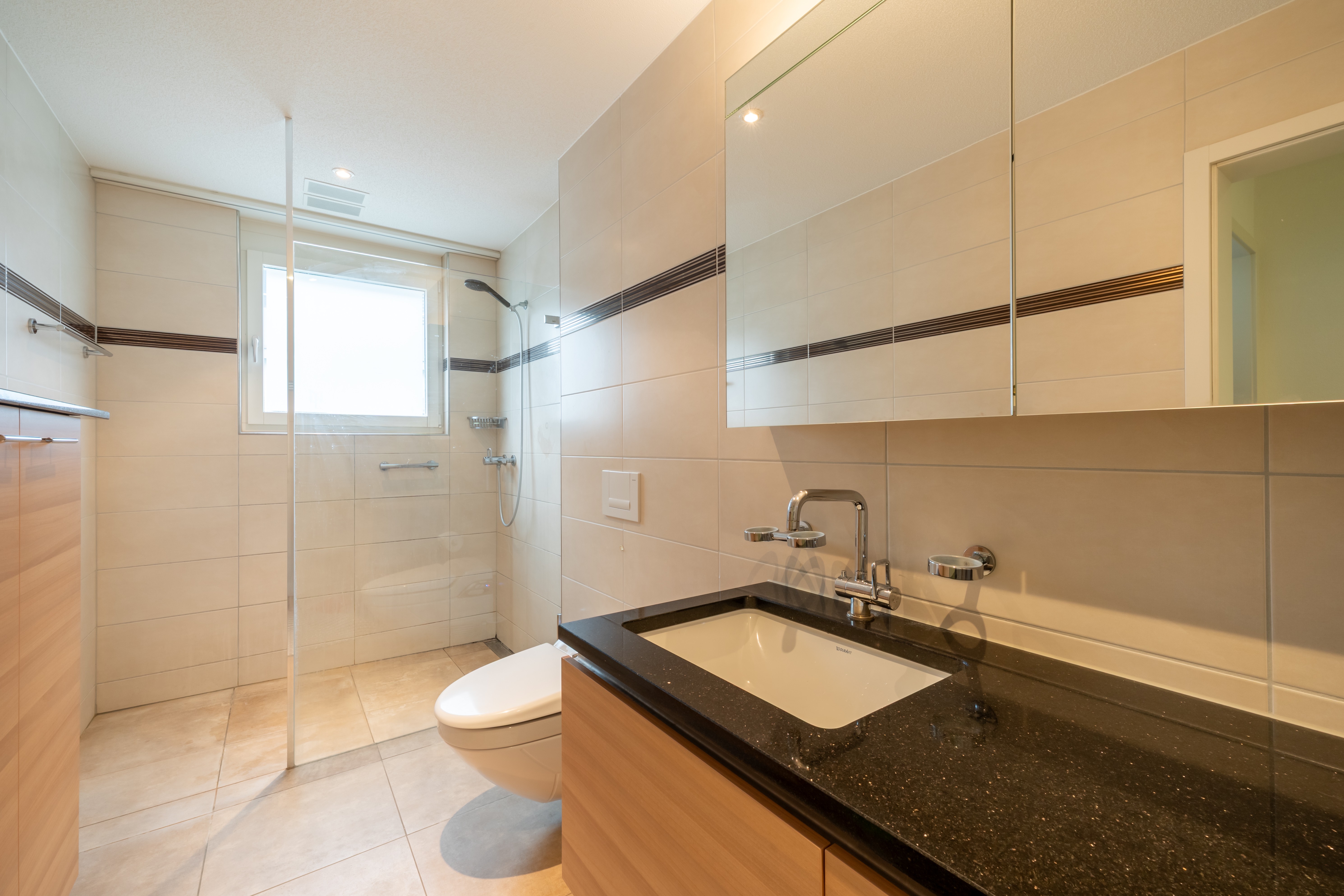 Modernes Badezimmer mit begehbarer Dusche