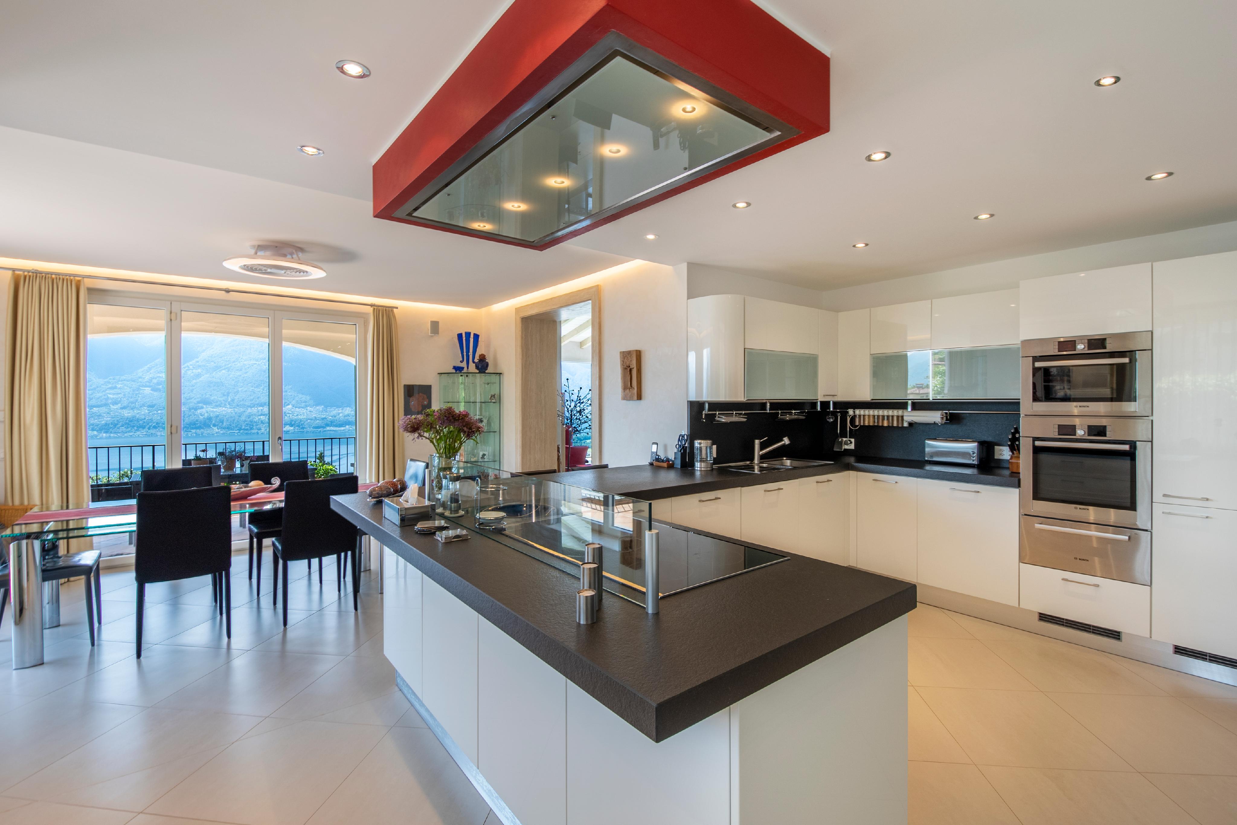 Moderne offene Wohnküche mit Seeblick