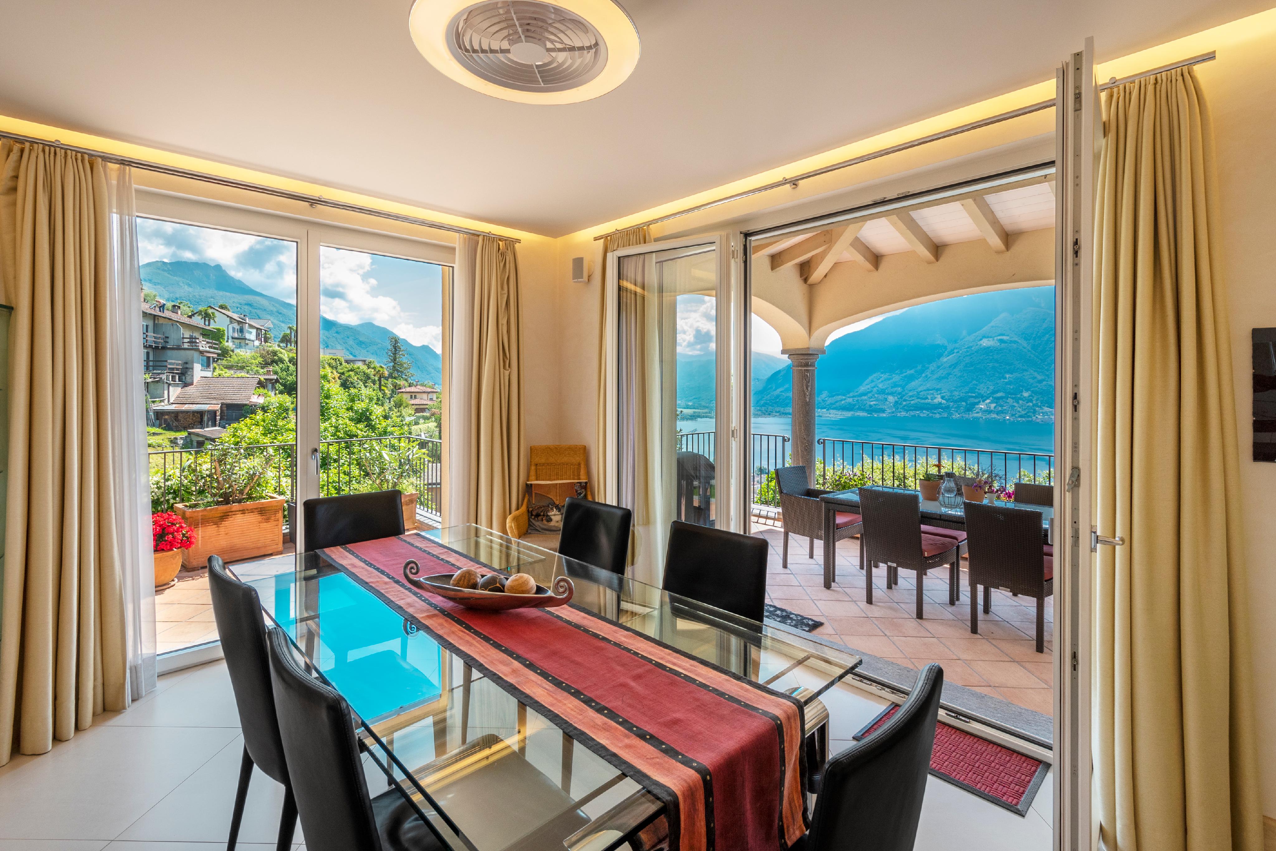 Esszimmer mit Seeblick und Bergpanorama