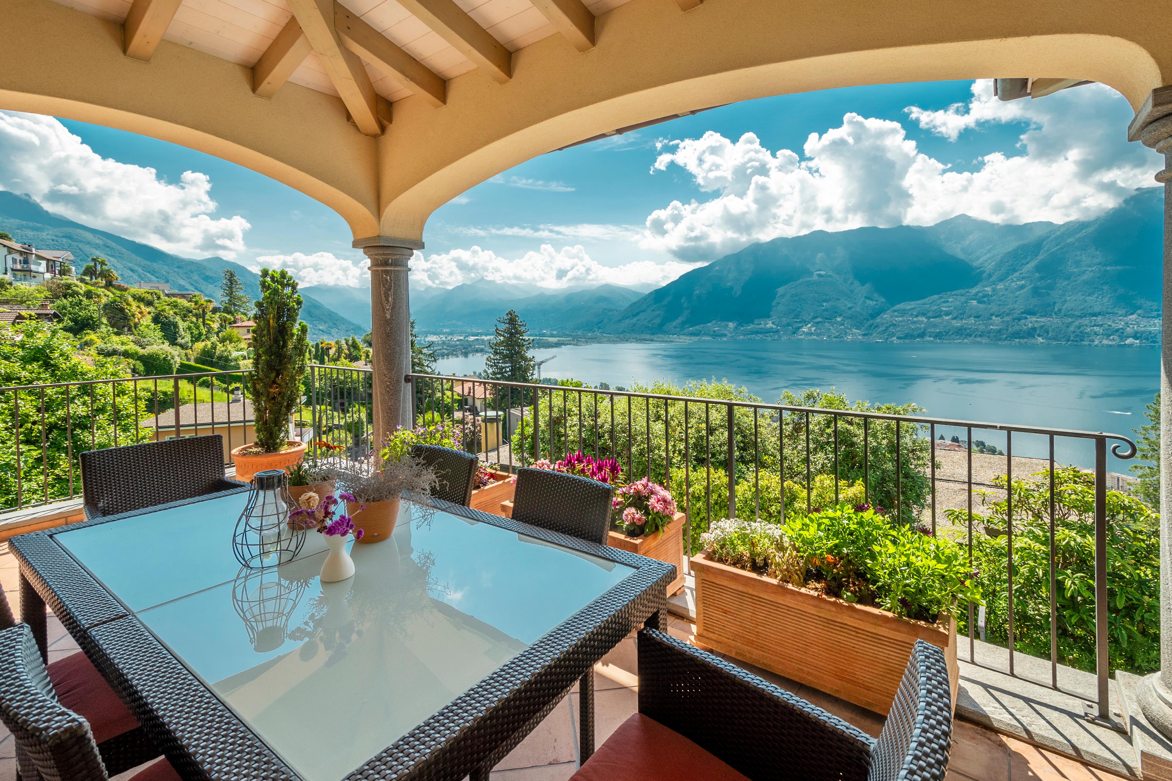 Überdachte Terrasse mit Seeblick
