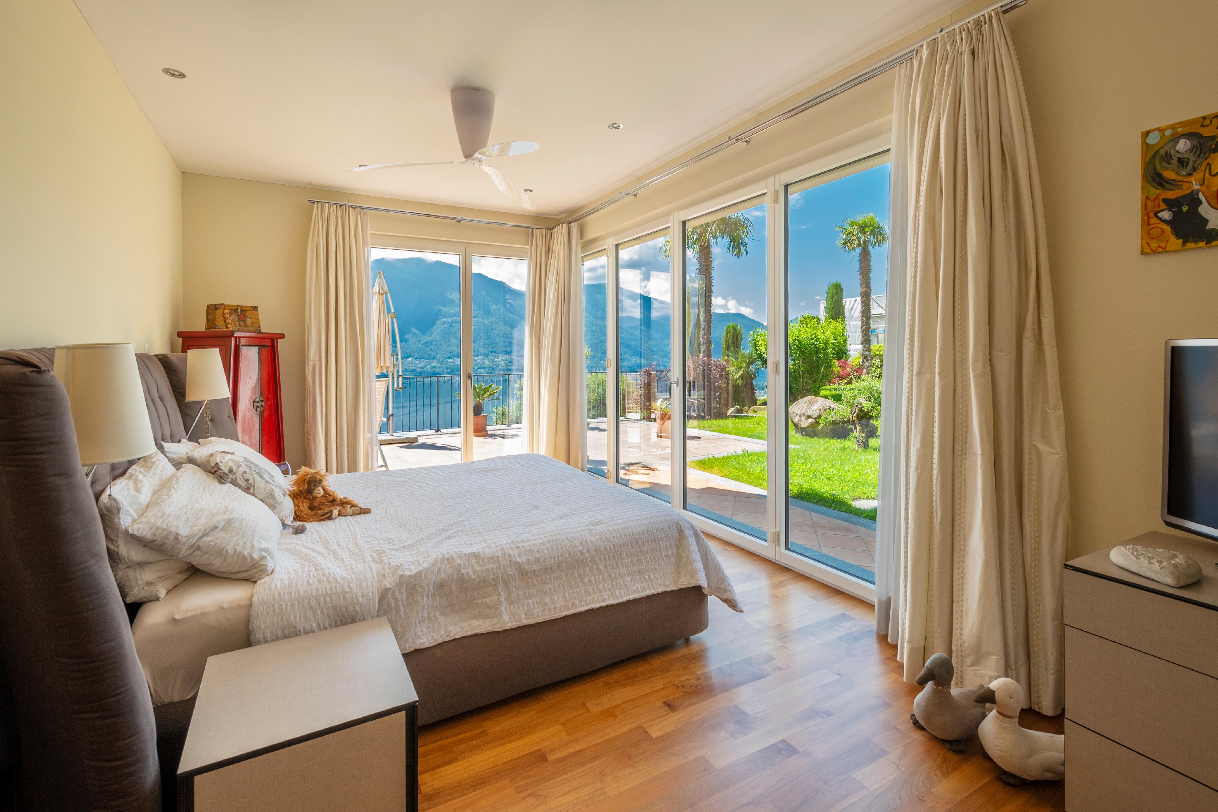 Helles Schlafzimmer mit Berg- und Gartenblick
