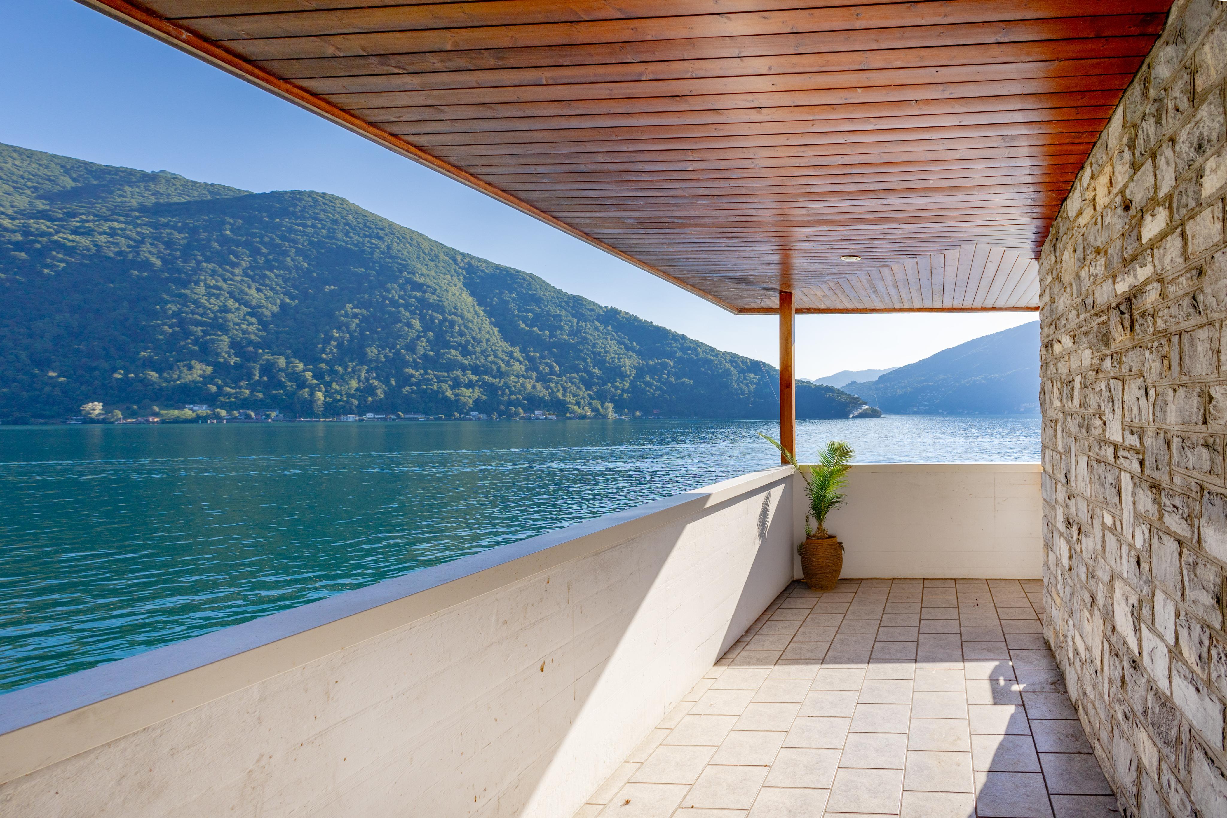 Überdachte Terrasse mit Seeblick