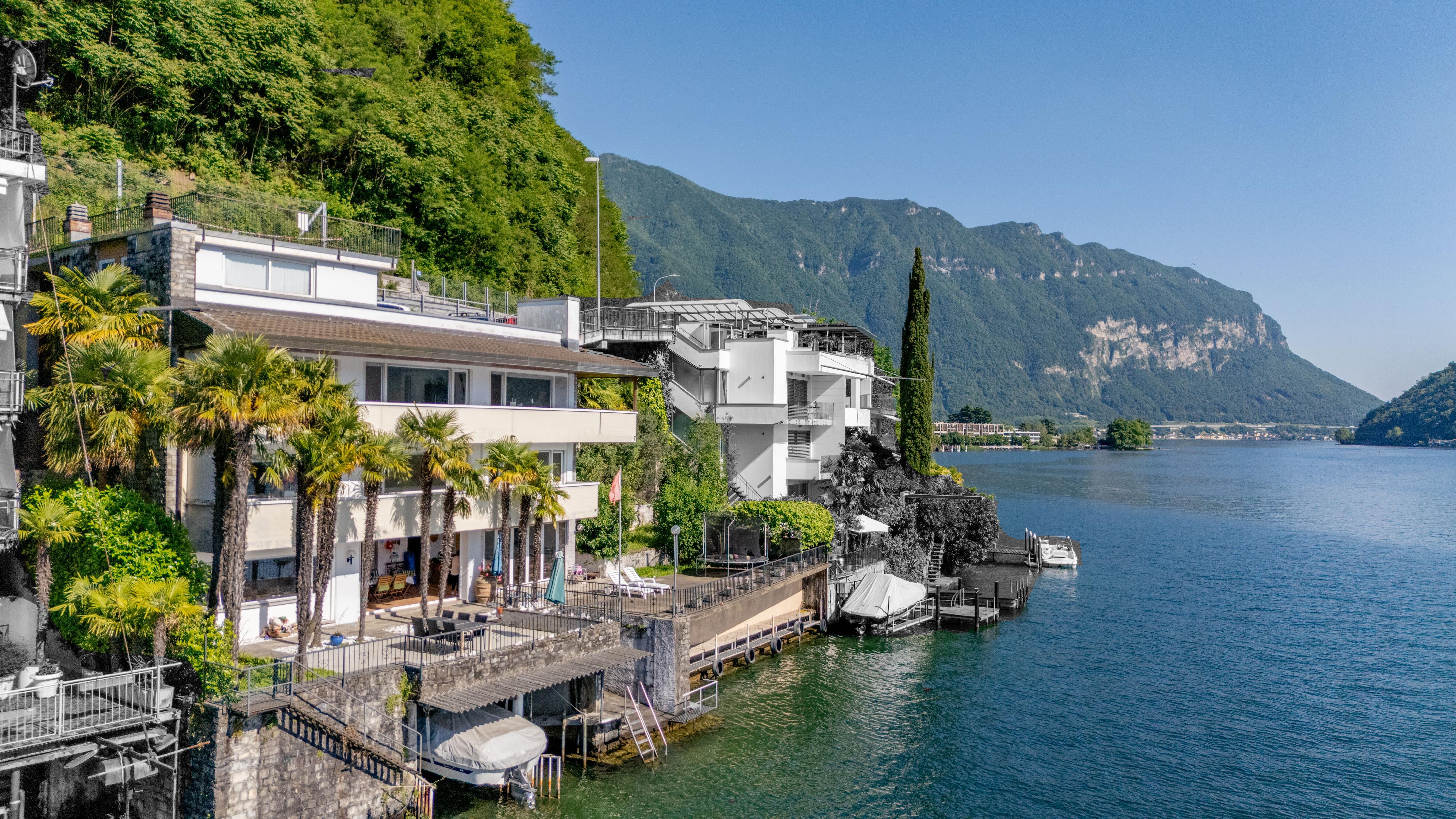 Seeliegenschaft mit Terrassen und Bergkulisse