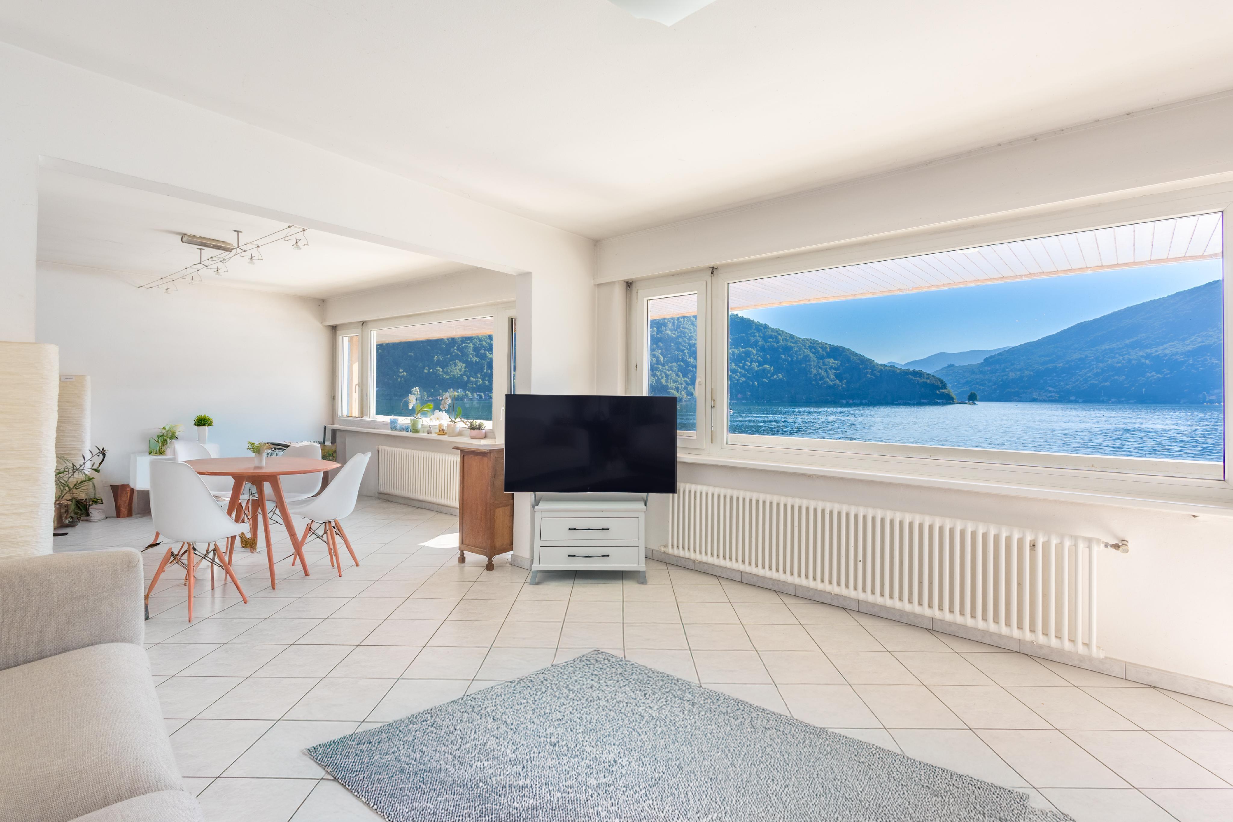 Heller Wohn- und Essbereich mit Seeblick