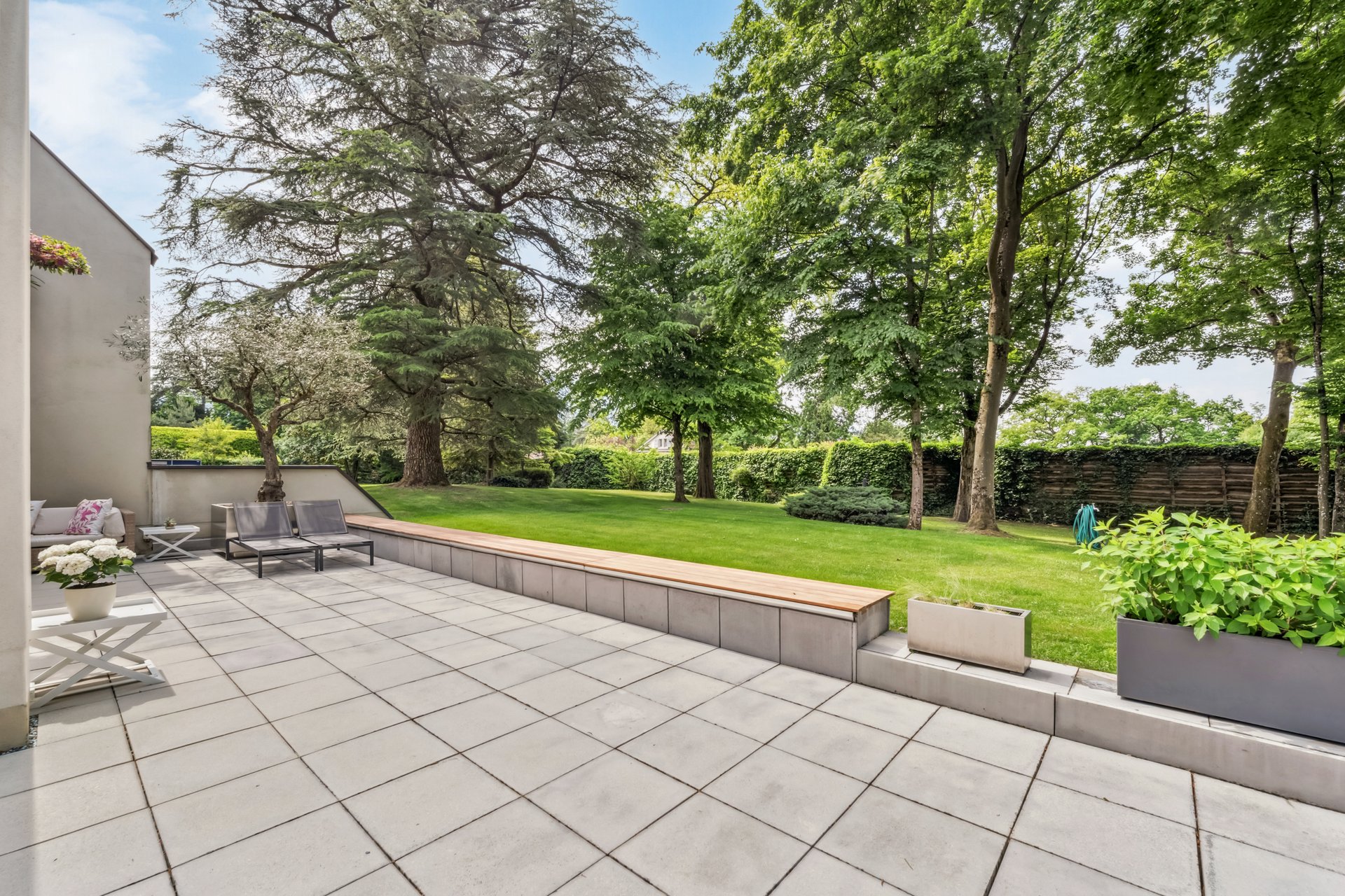 Große Terrasse mit Gartenblick