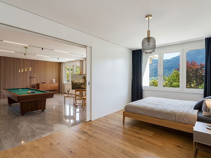 Schlafzimmer mit Blick in einen Freizeit- und Spielbereich