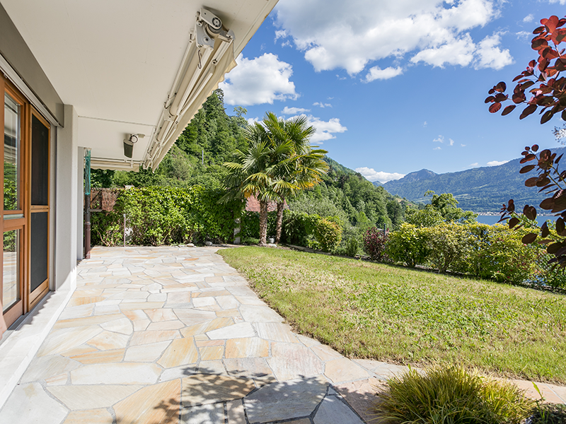 Terrasse mit Seeblick und Bergpanorama