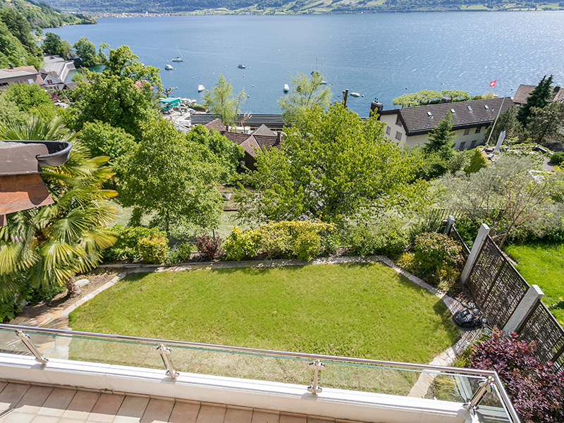 Seeblick über Garten und Terrassenbereich