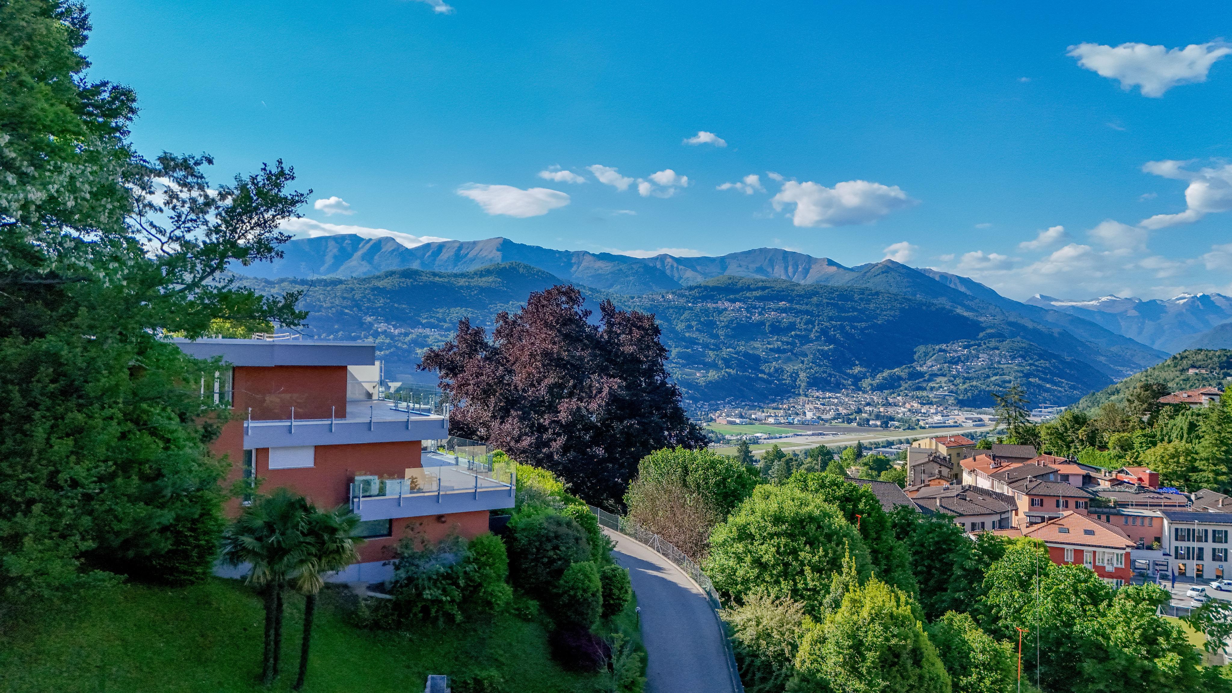 Panoramablick auf Berglandschaft mit Wohnbebauung