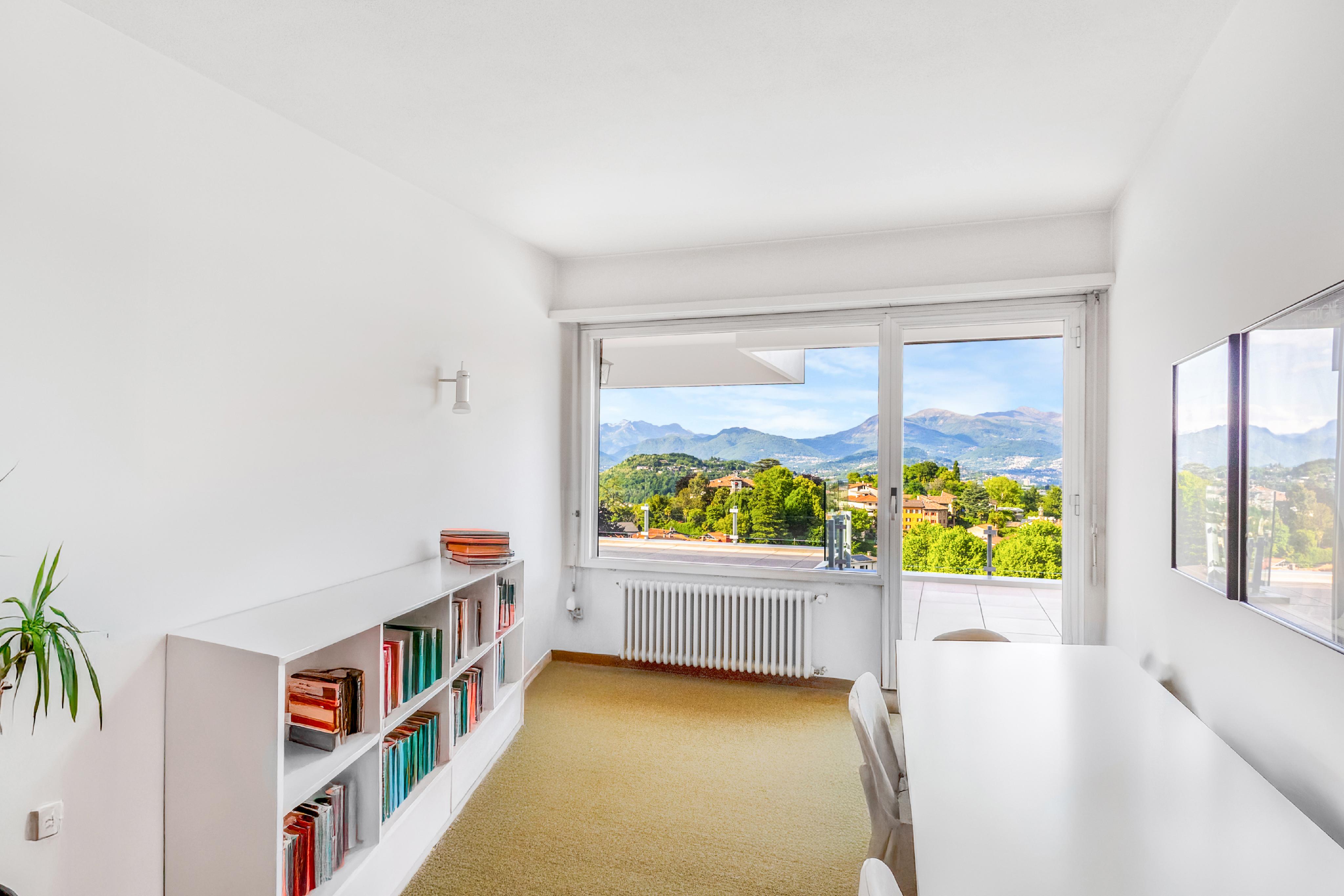 Helles Arbeitszimmer mit Bergblick