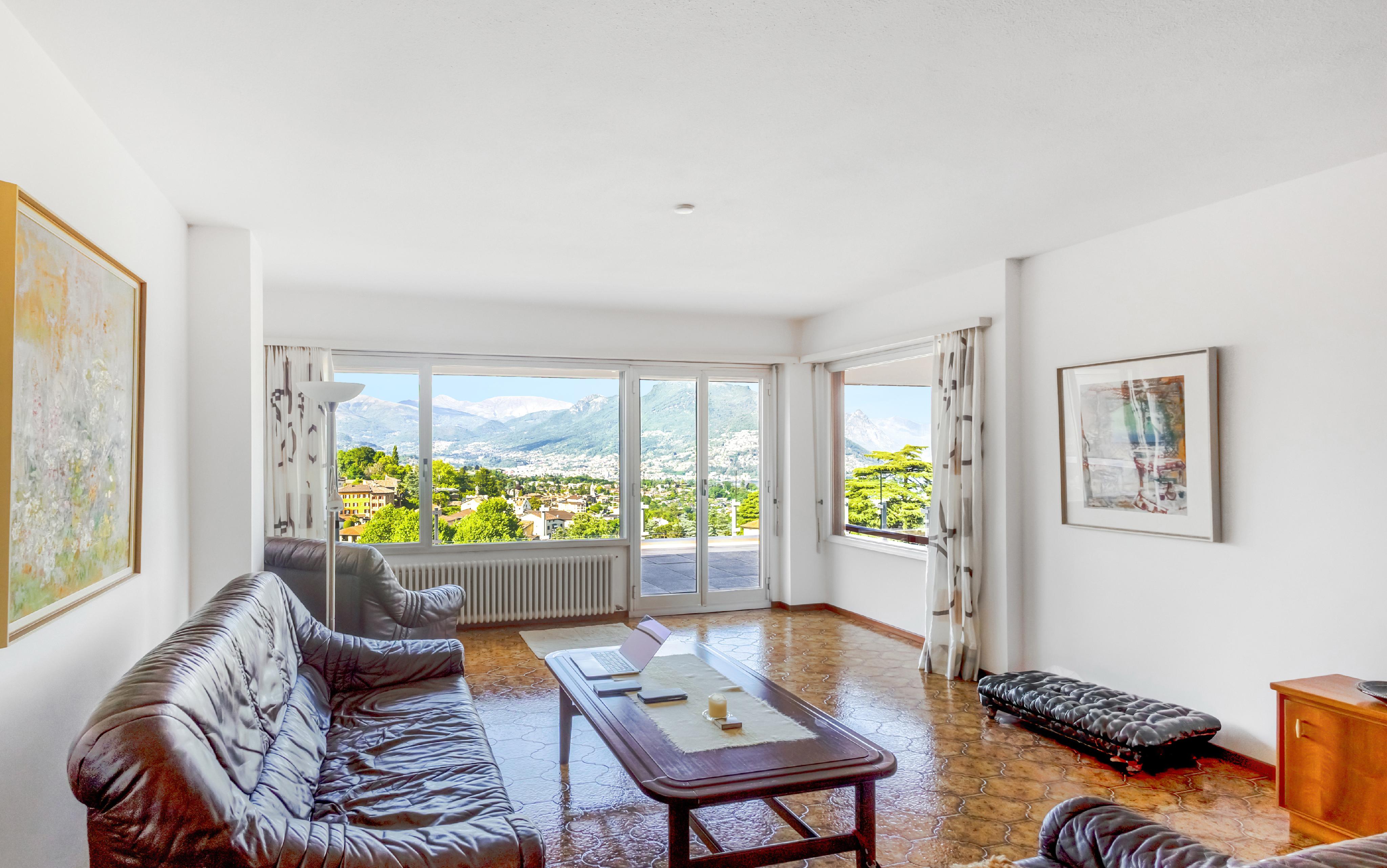Helles Wohnzimmer mit Panoramablick