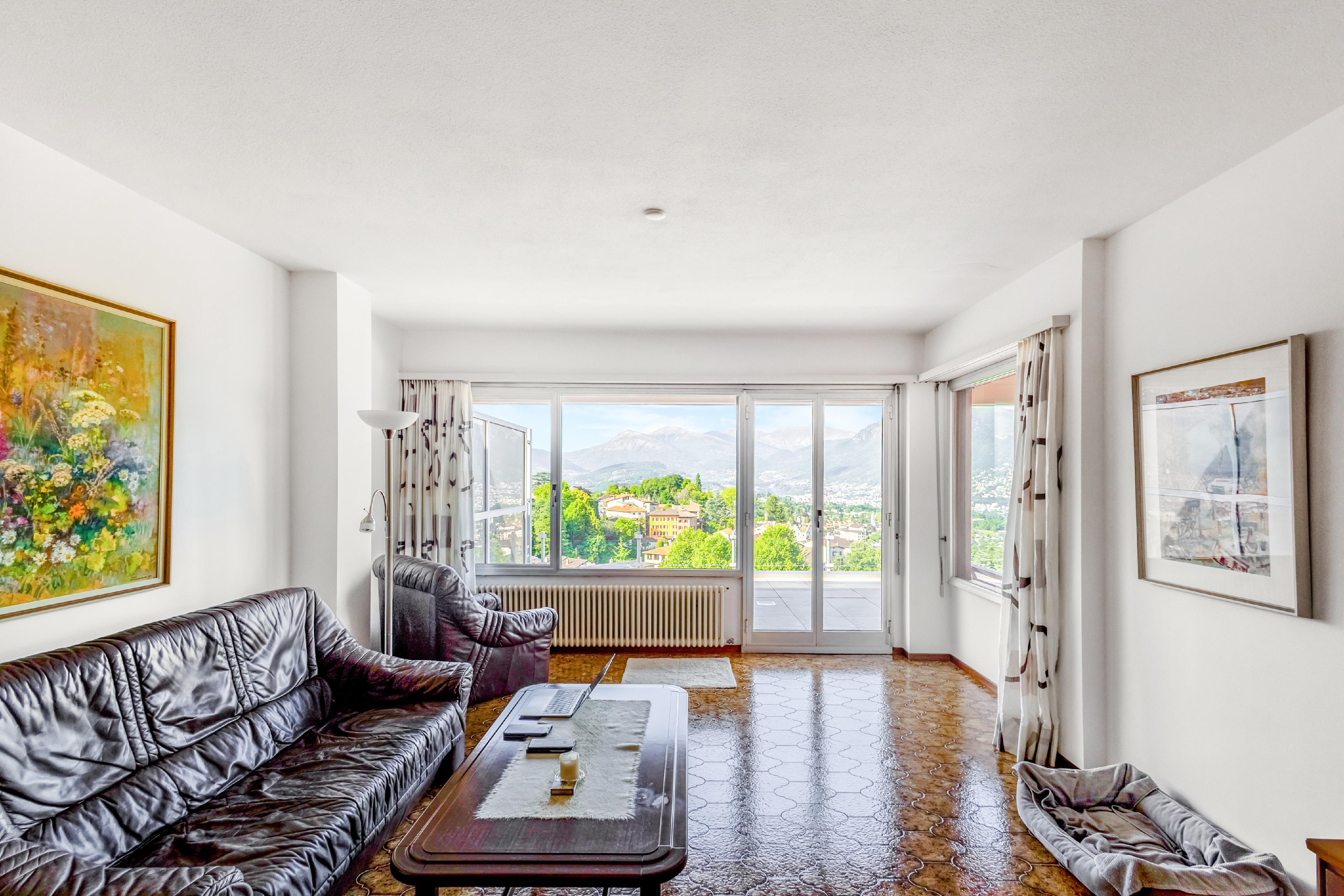 Helles Wohnzimmer mit Panoramablick