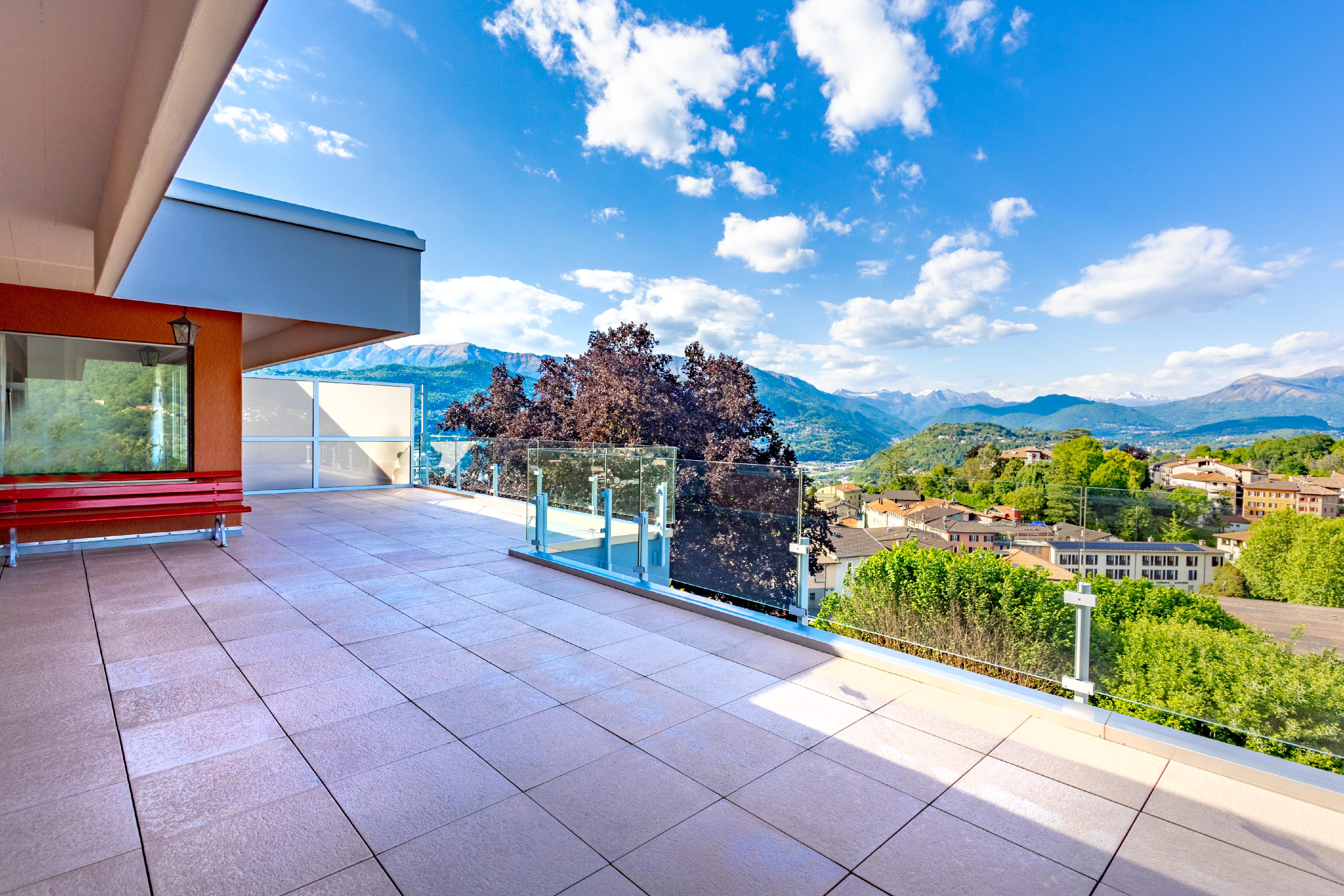 Großzügige Terrasse mit Bergblick