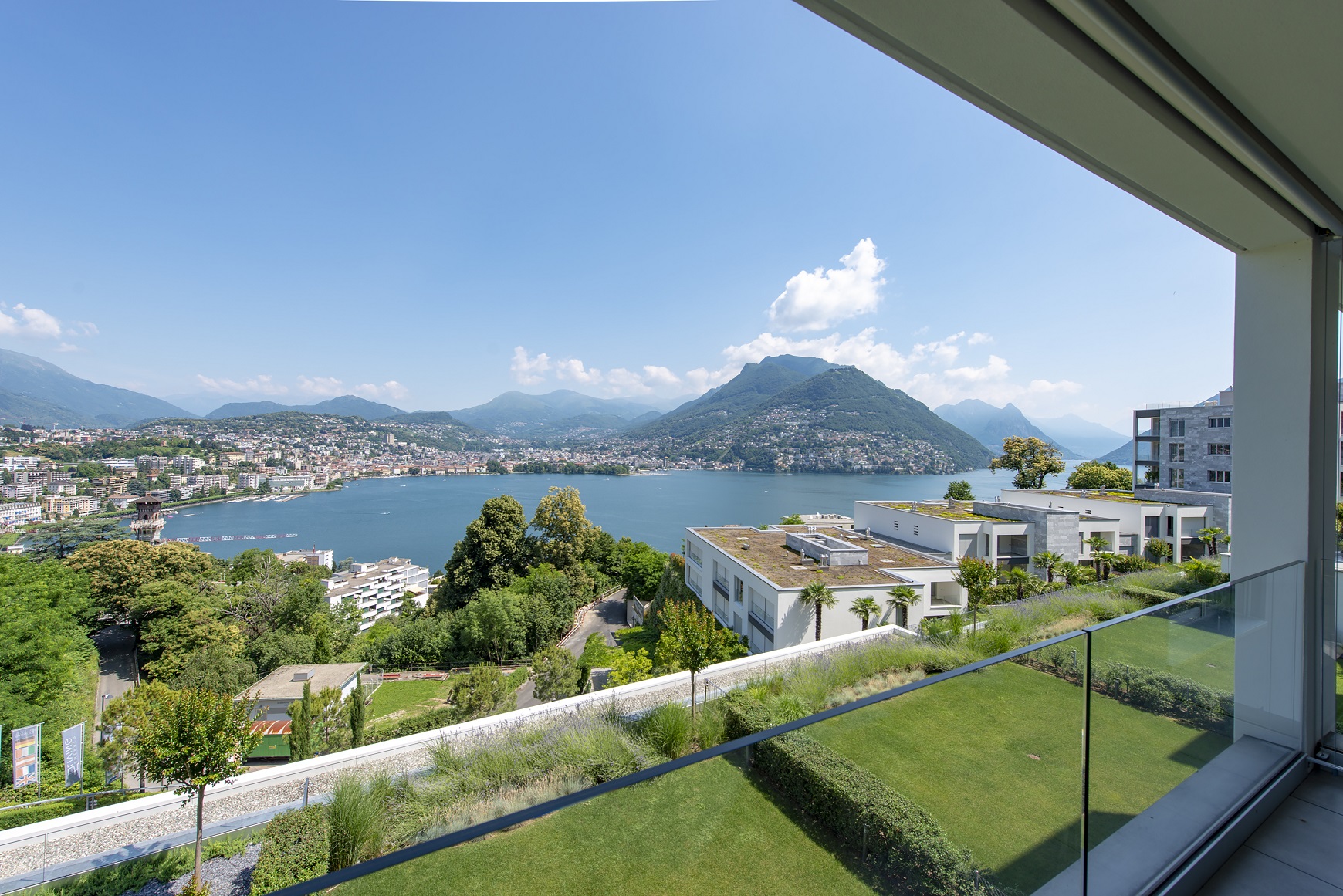 Panoramablick vom Balkon auf See und Berge