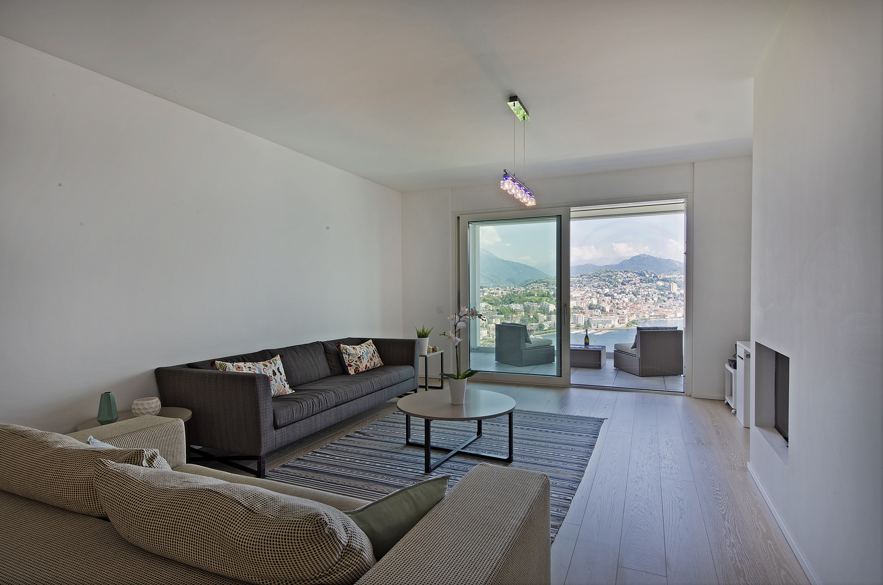 Helles Wohnzimmer mit Panoramablick