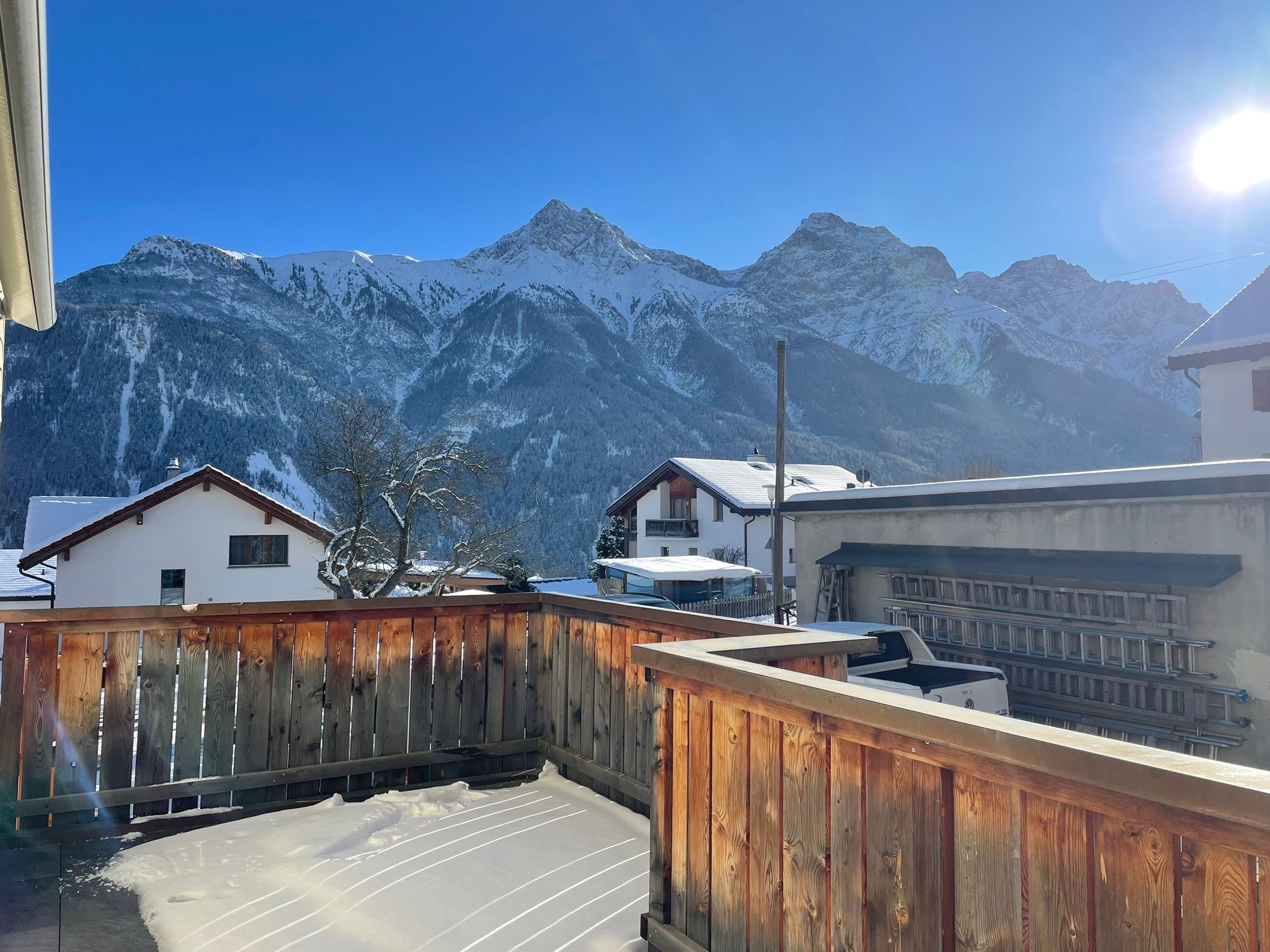 Balkon mit Bergpanorama im Schnee