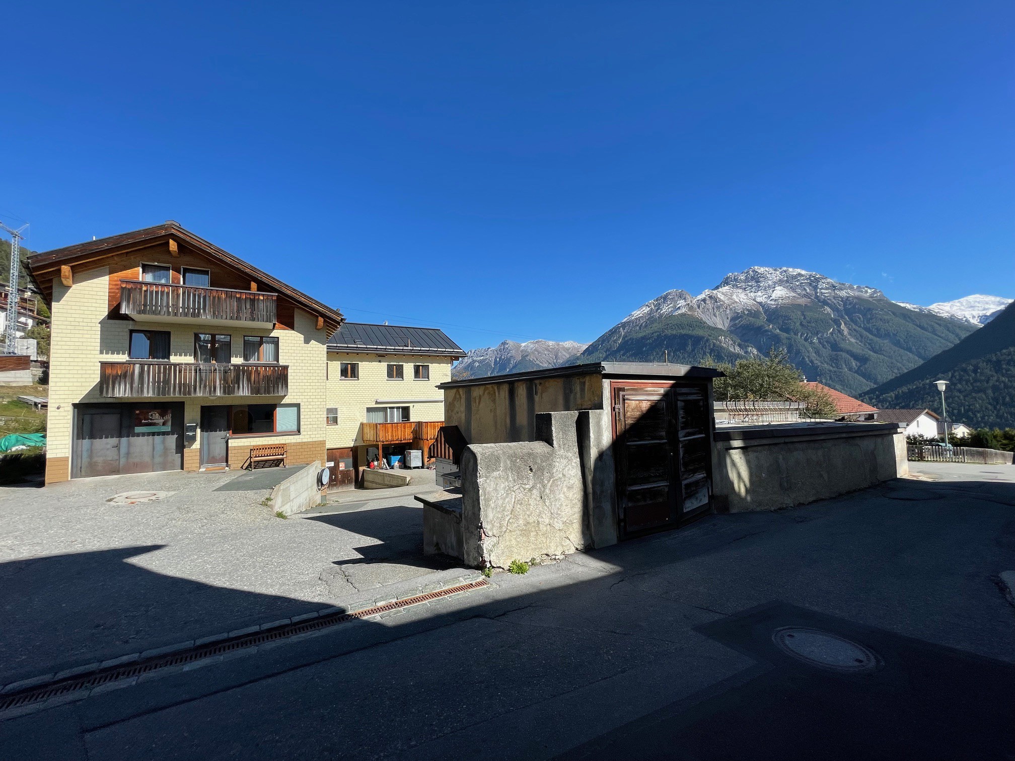 Alpines Wohnhaus mit Bergblick