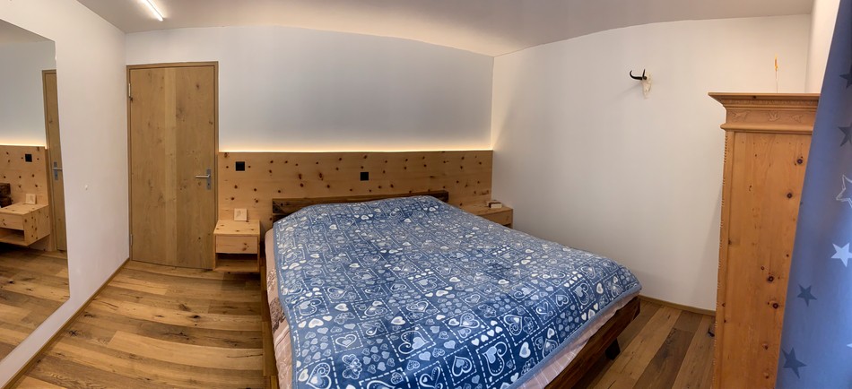 Schlafzimmer mit Holzdetails