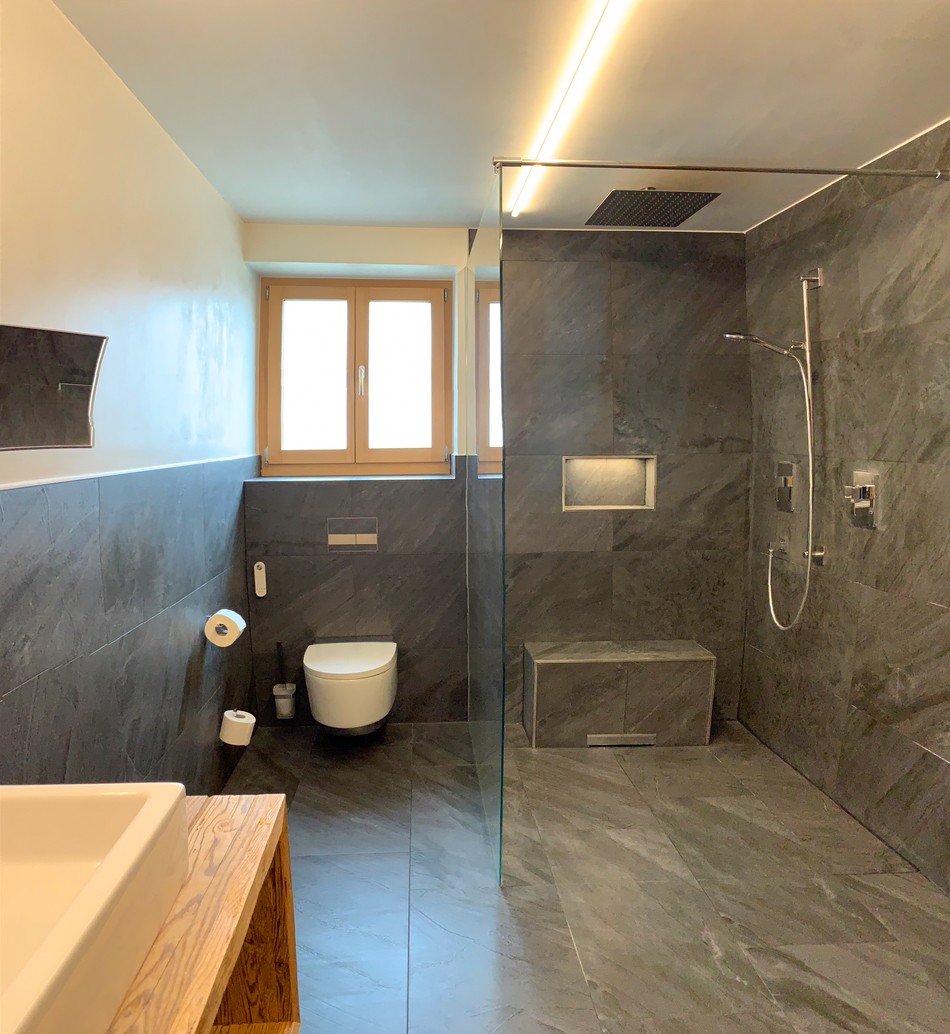 Modernes Bad mit begehbarer Dusche und WC