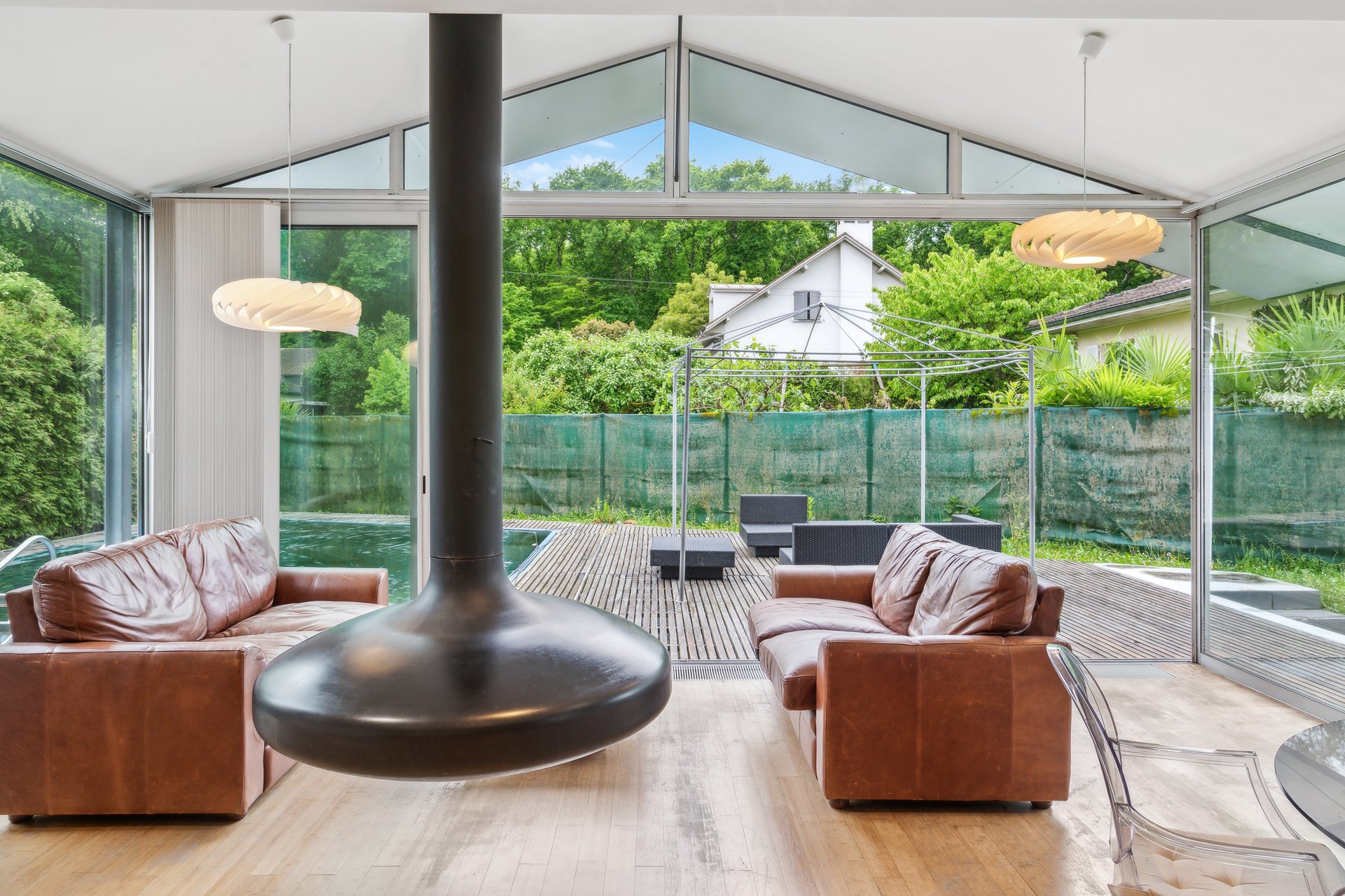Moderner Wintergarten mit Blick ins Grüne