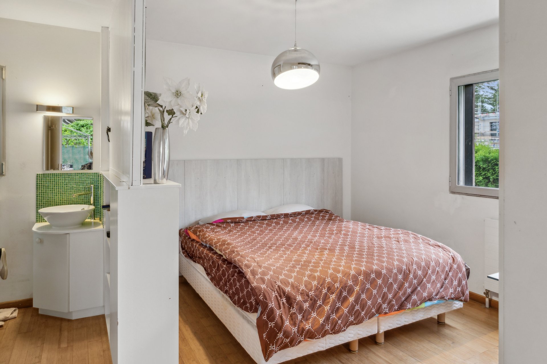 Schlafzimmer mit integriertem Waschbereich