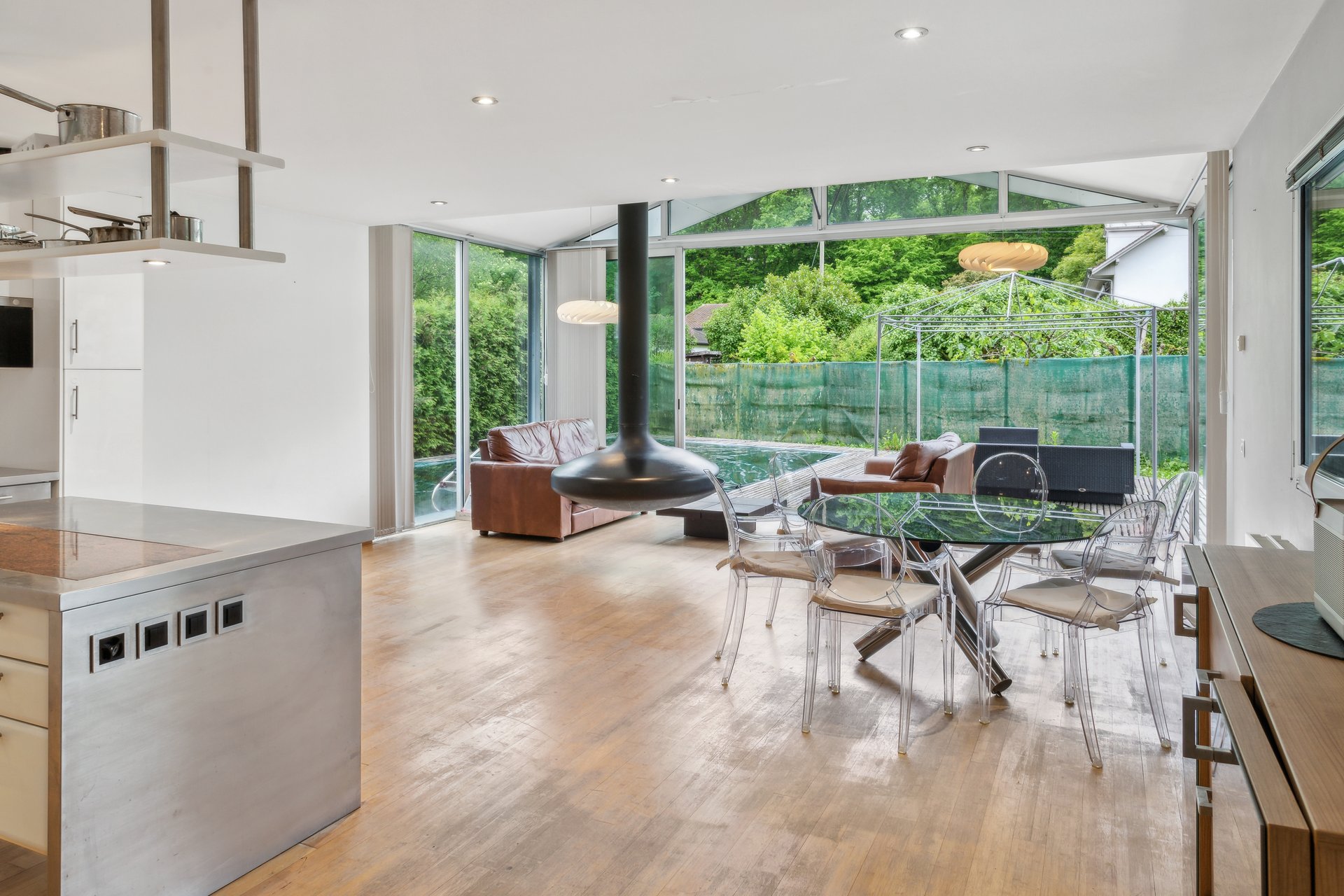Offener Wohnbereich mit Gartenblick