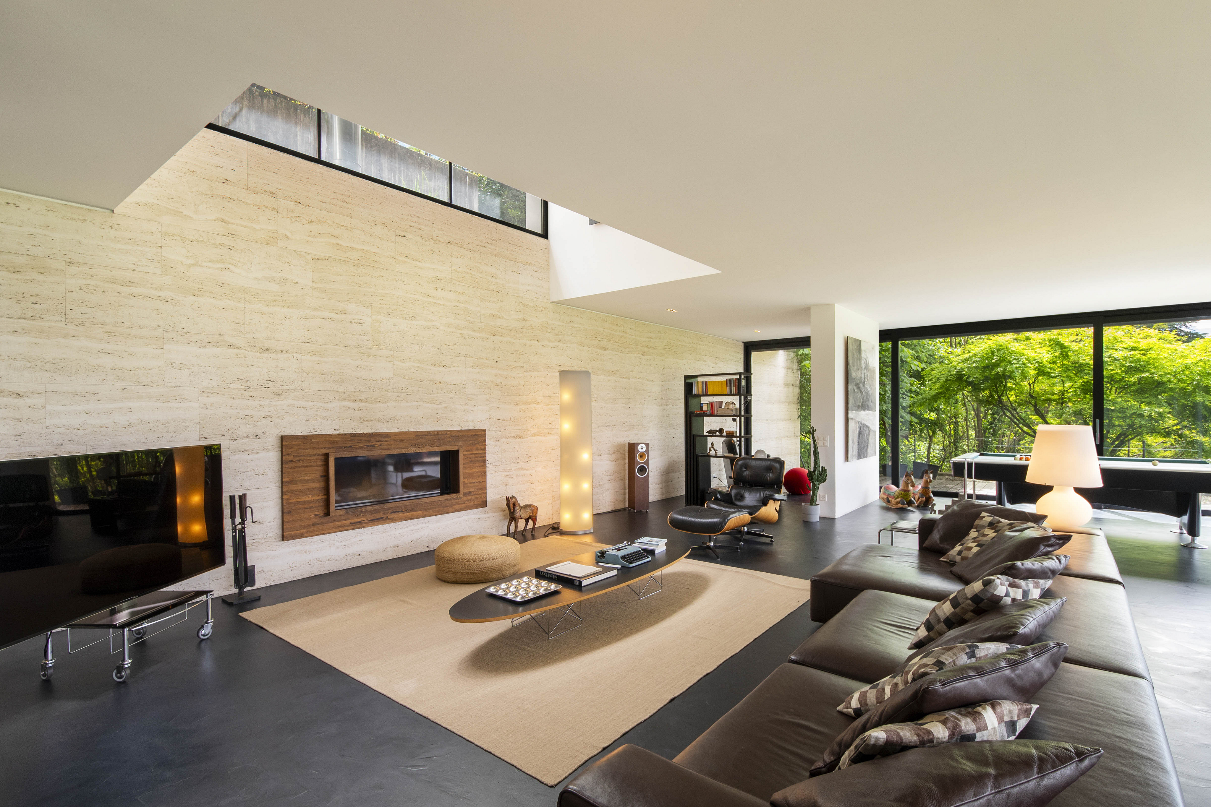 Modernes Wohnzimmer mit Galerie und Gartenblick