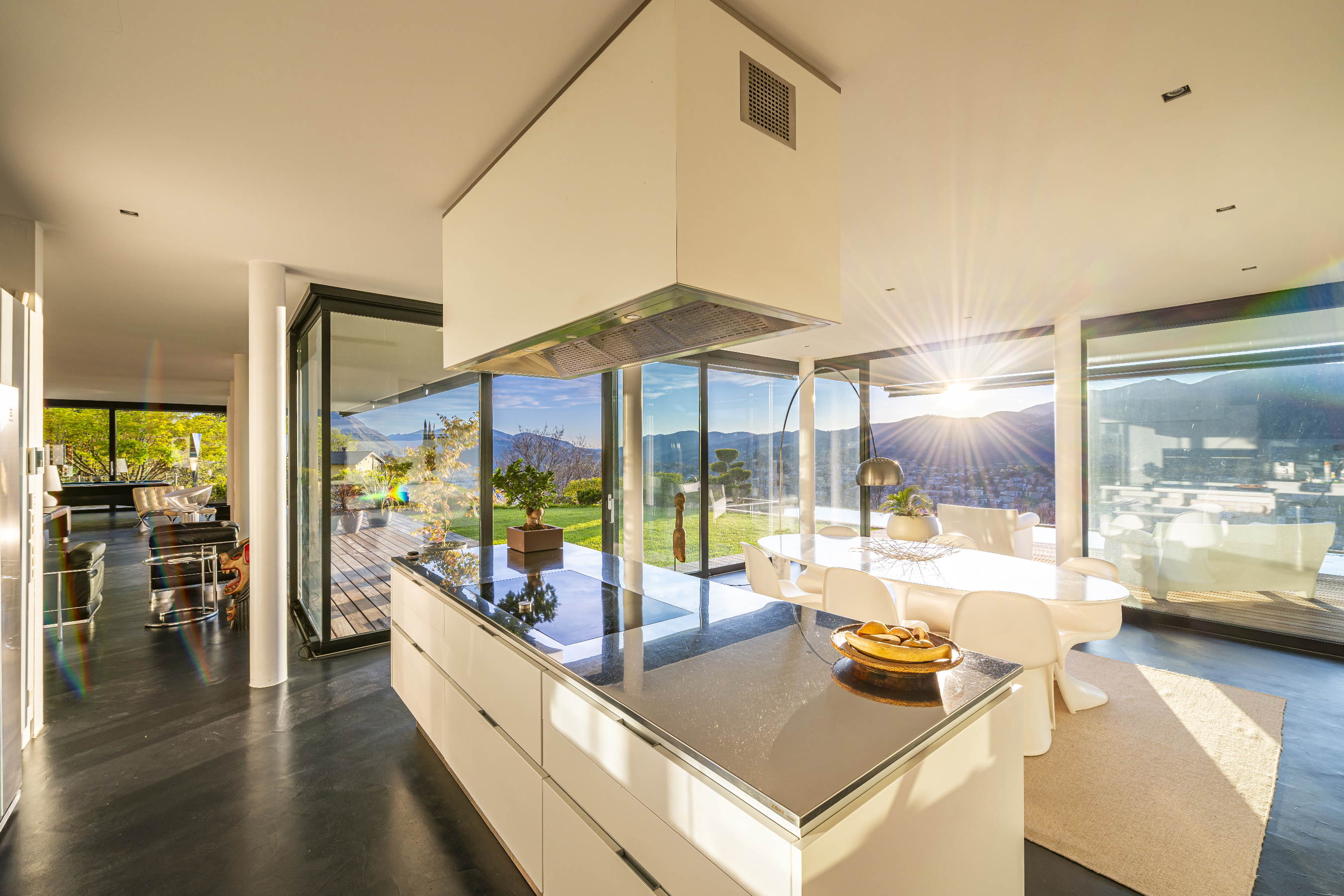 Offene Designküche mit Panoramablick