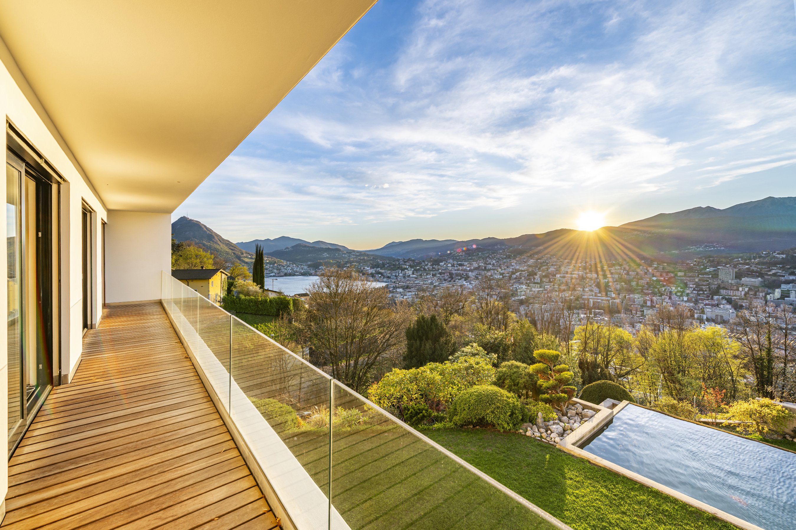 Luxus-Balkon mit Panoramaausblick bei Sonnenuntergang