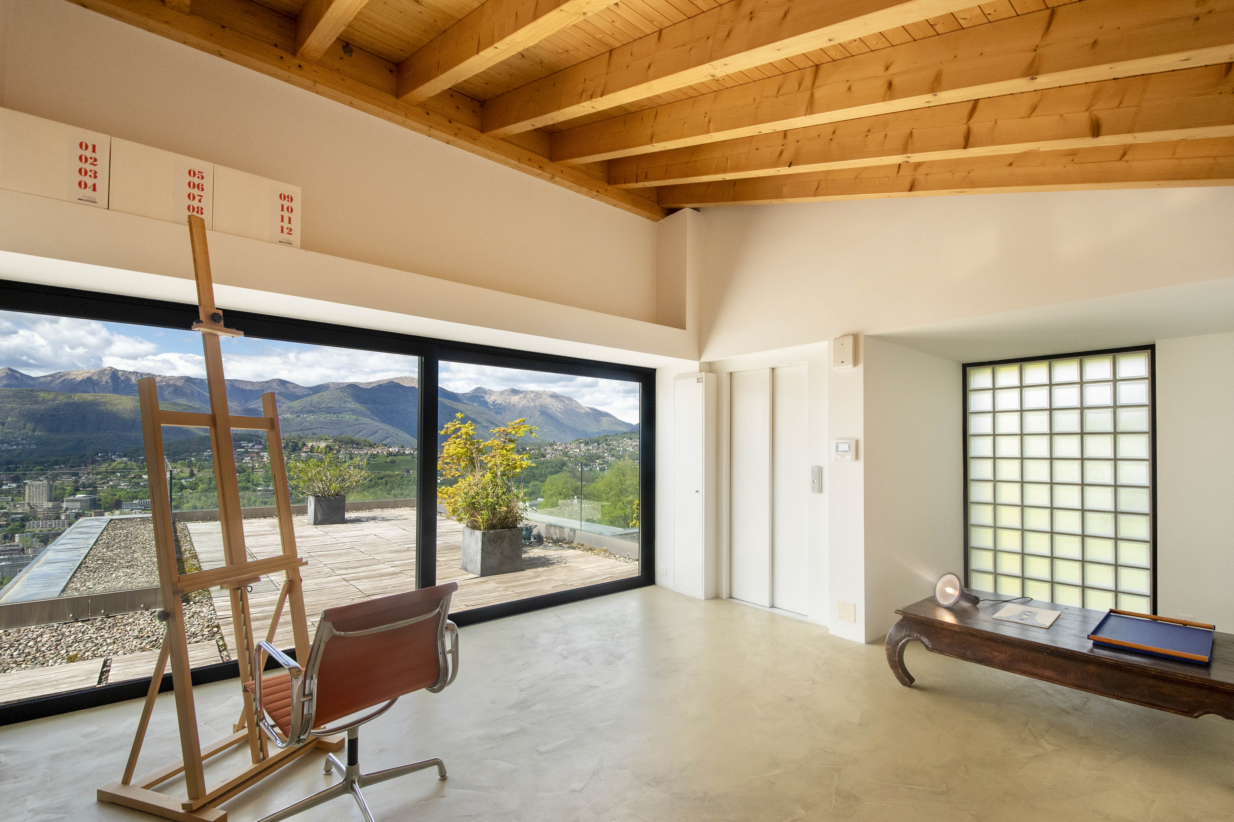 Lichtes Atelier mit Bergblick