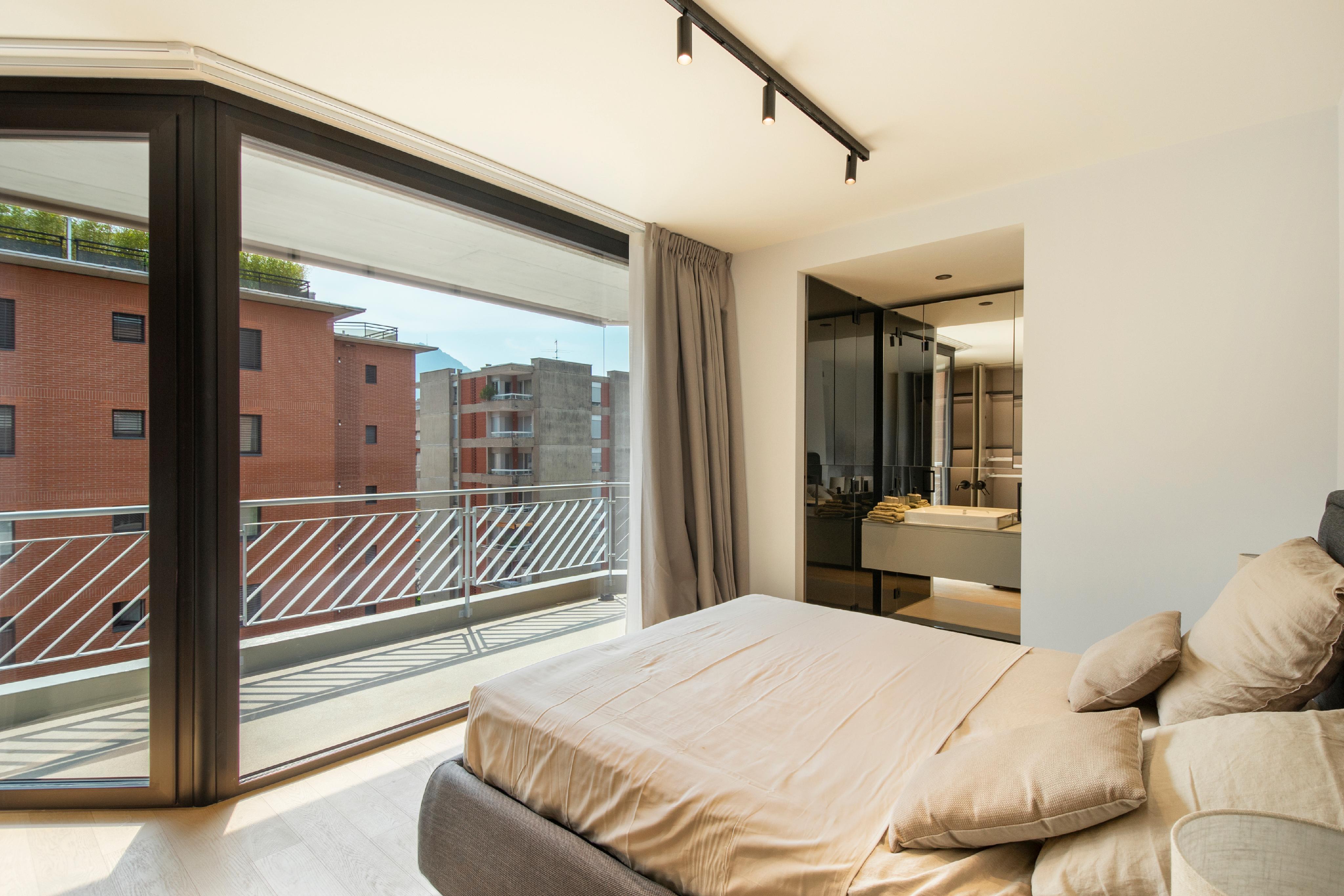 Helles Schlafzimmer mit Balkonblick