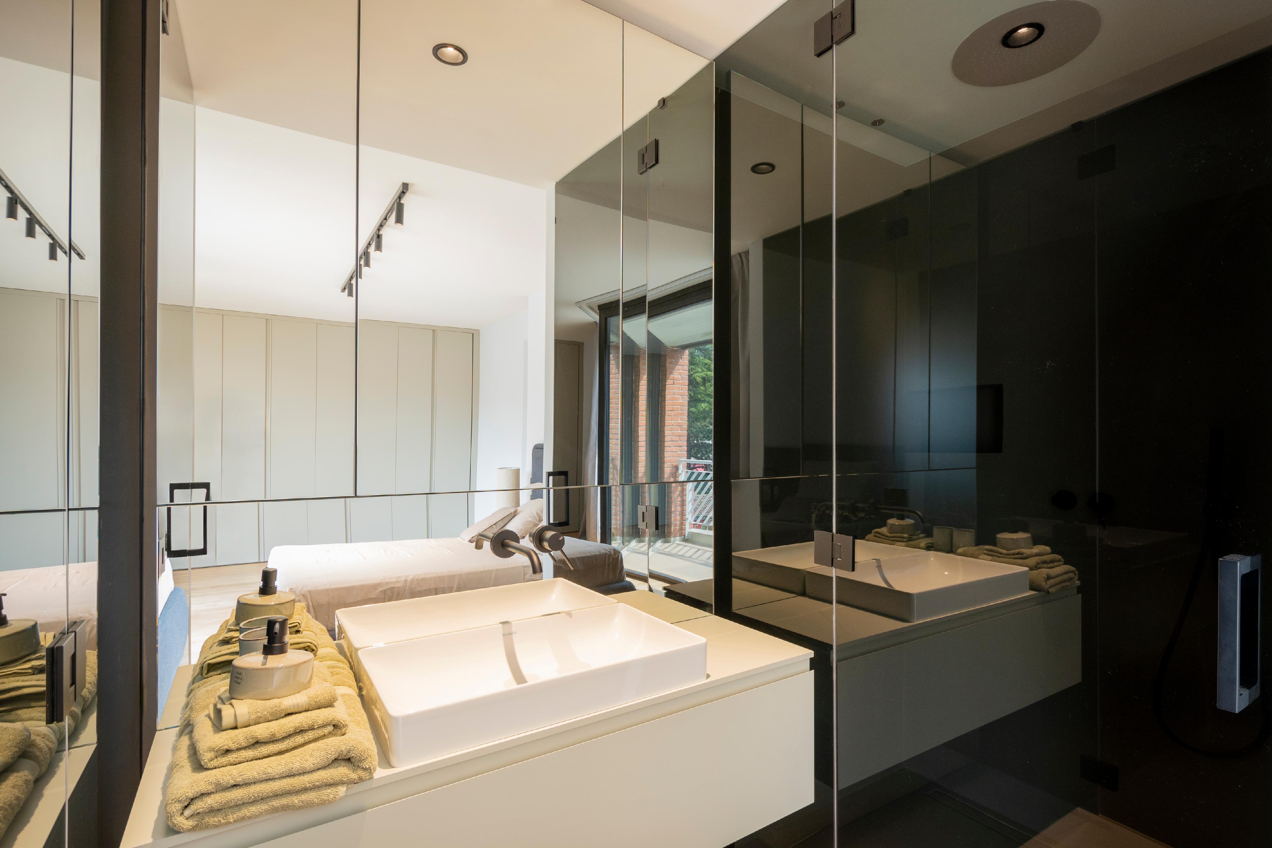 Modernes Badezimmer mit Doppelwaschbecken