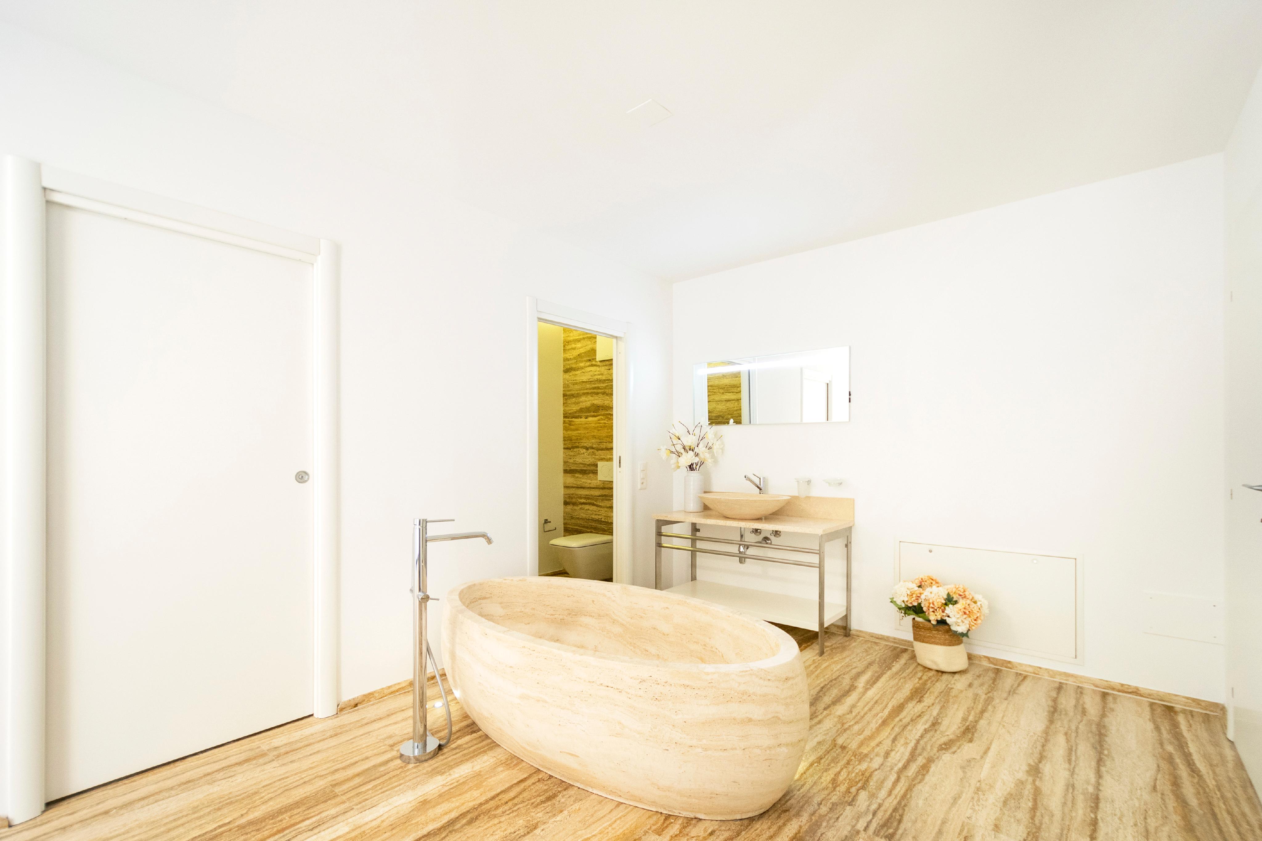 Luxuriöses Badezimmer mit freistehender Steinwanne