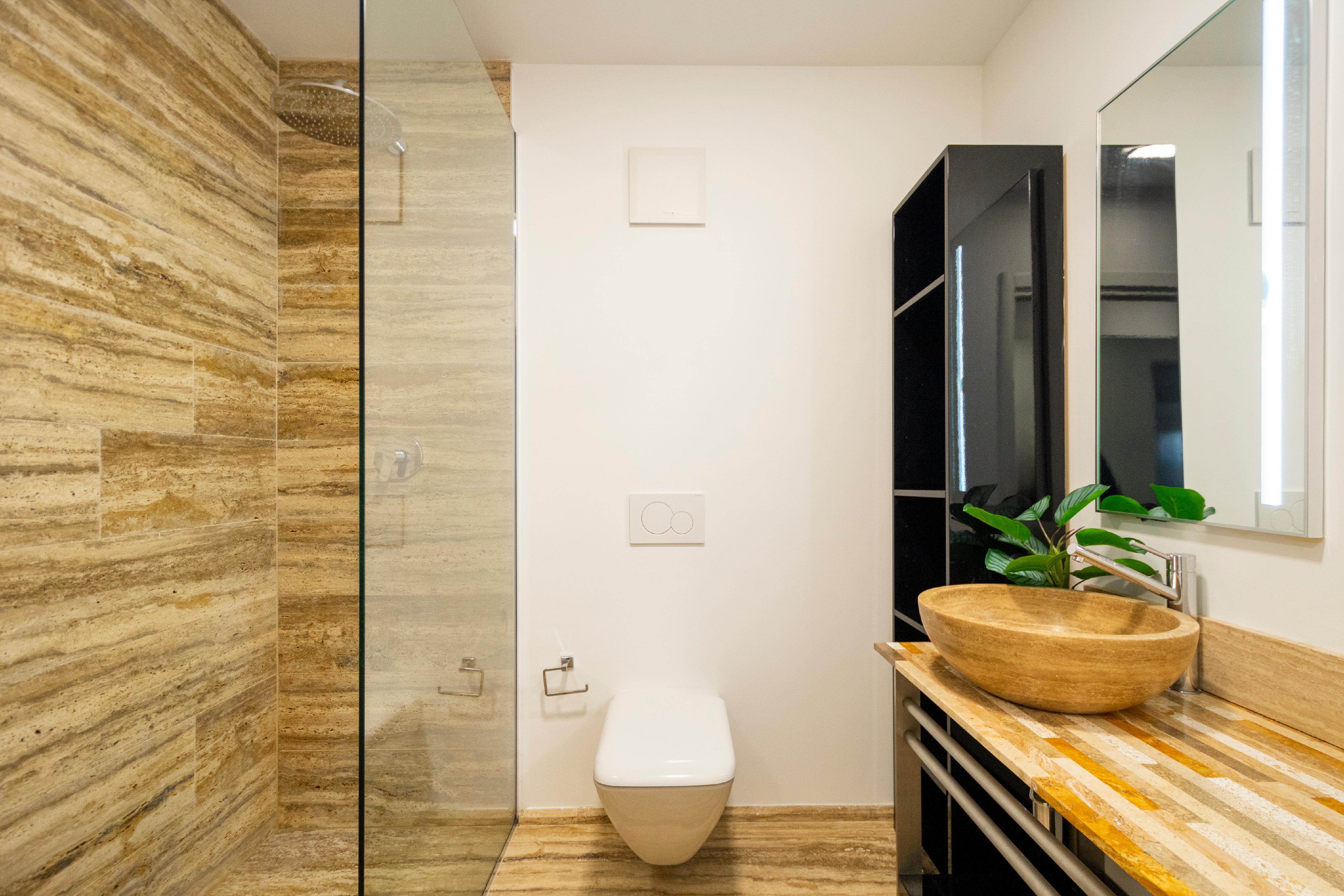 Modernes Badezimmer mit Natursteinoptik