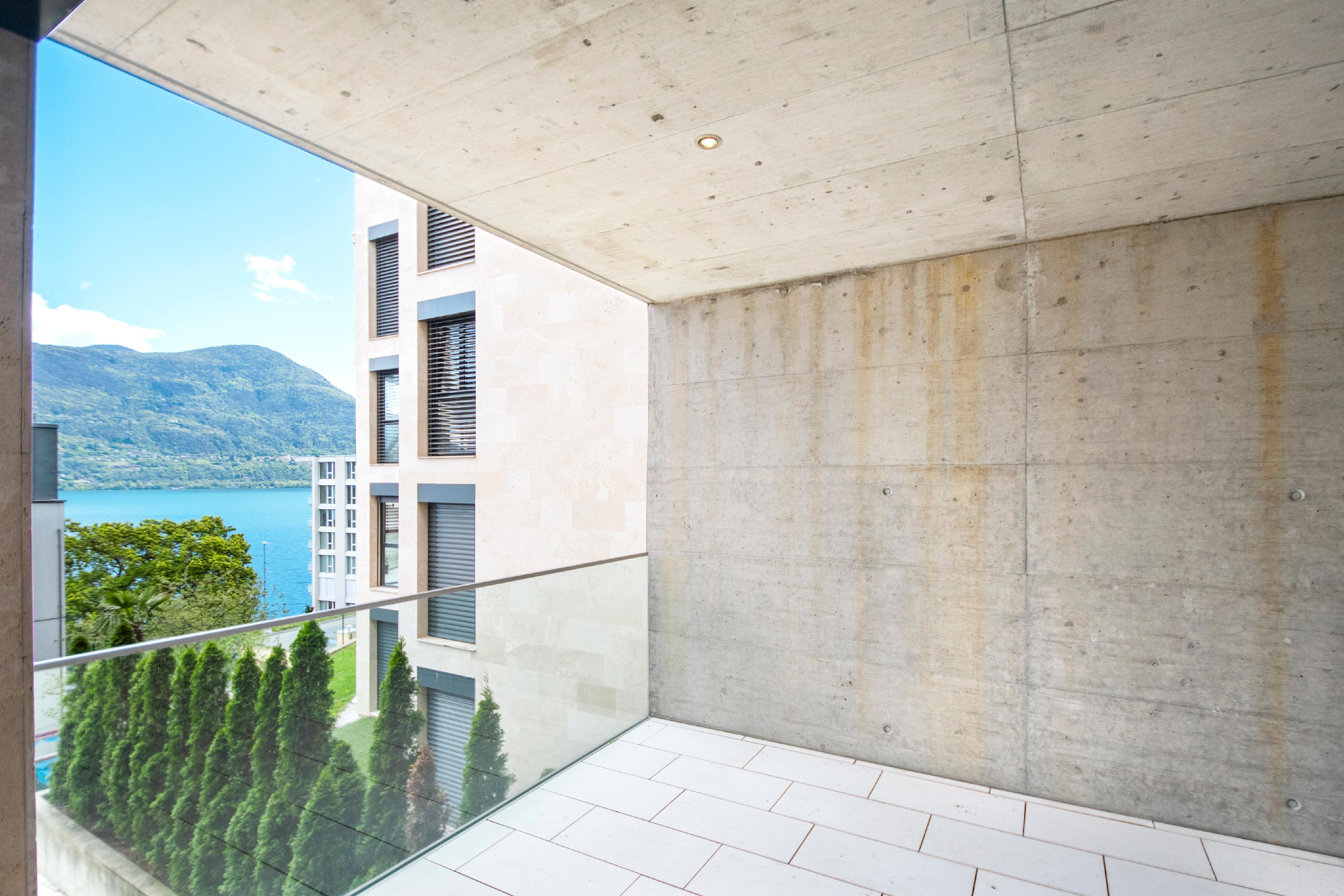 Moderne Loggia mit Seeblick