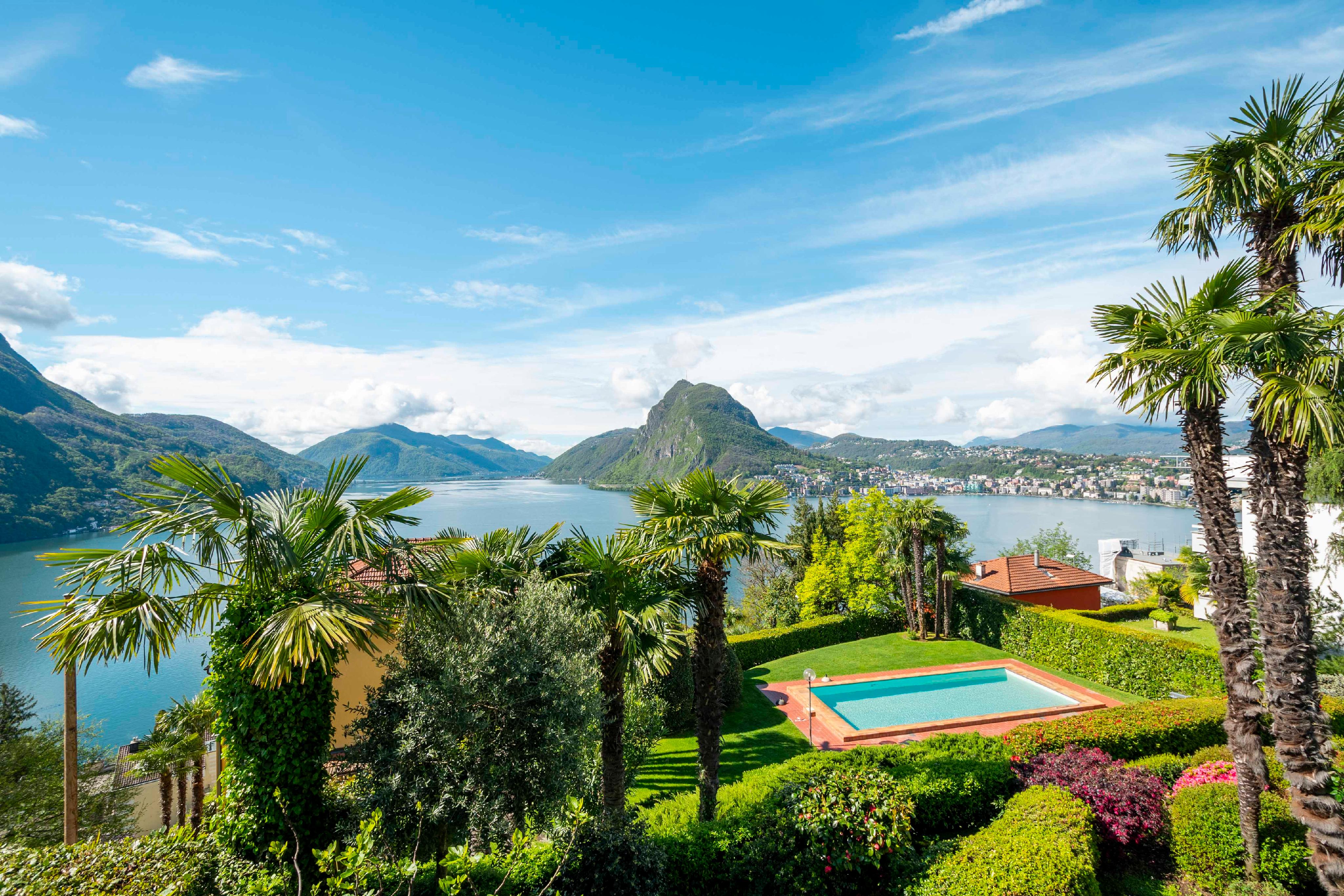 Luxuriöser Seeblick mit Pool und Palmen