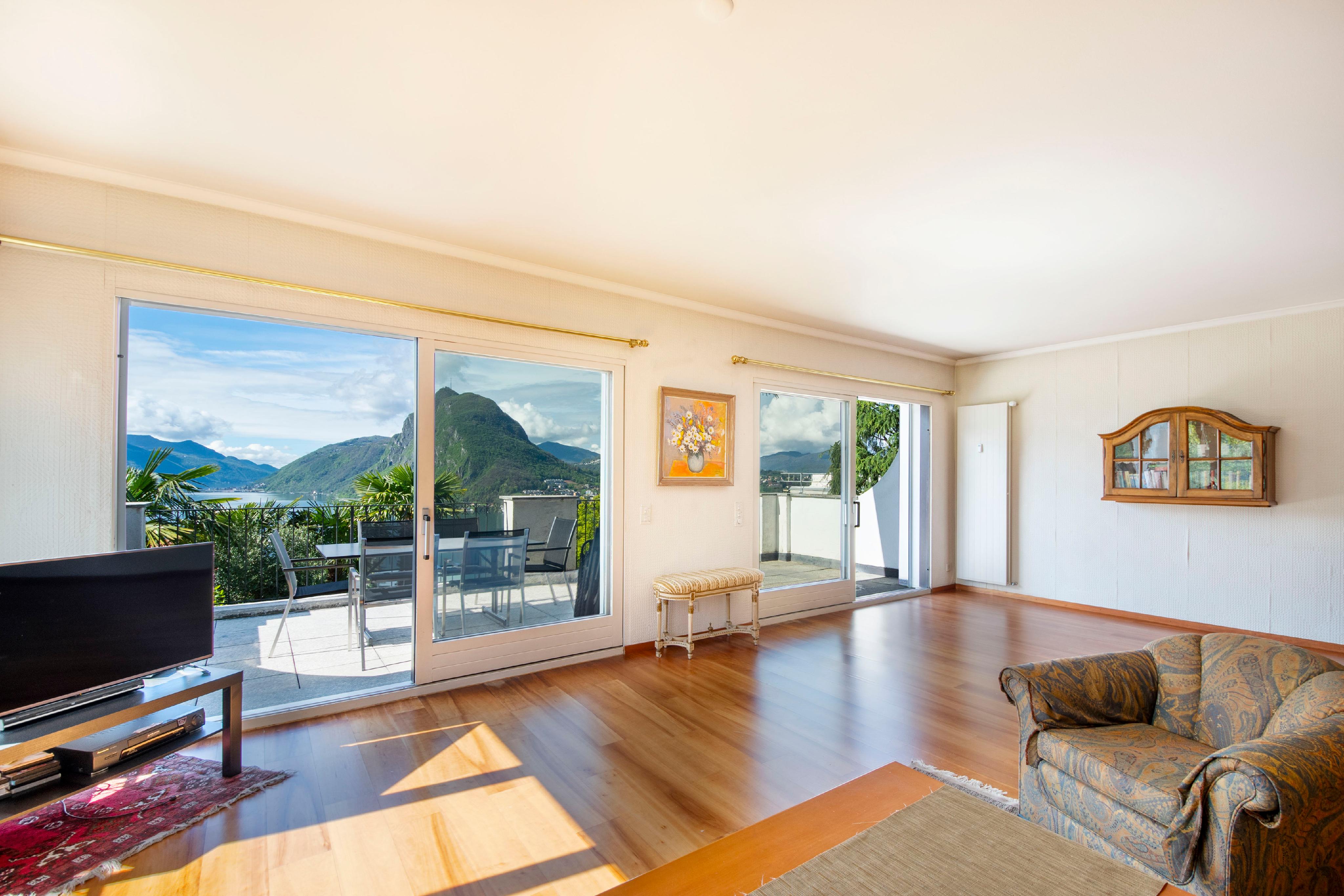 Heller Wohnraum mit Terrasse und Bergblick