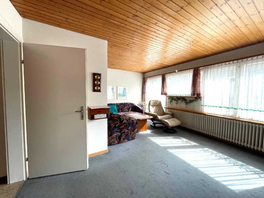 Wohnzimmer mit Holzdecke und Tageslicht