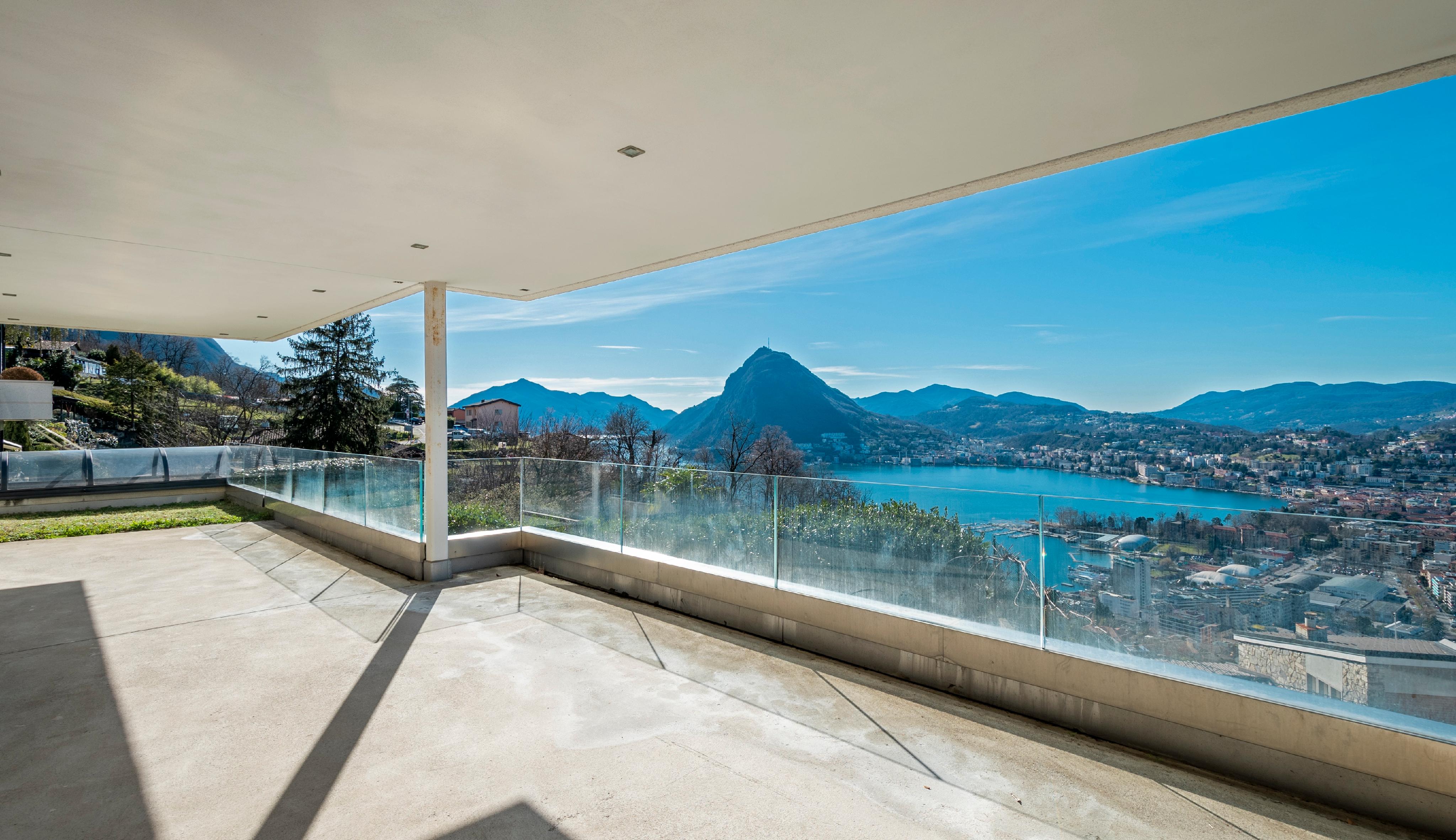 Überdachte Terrasse mit Panoramablick