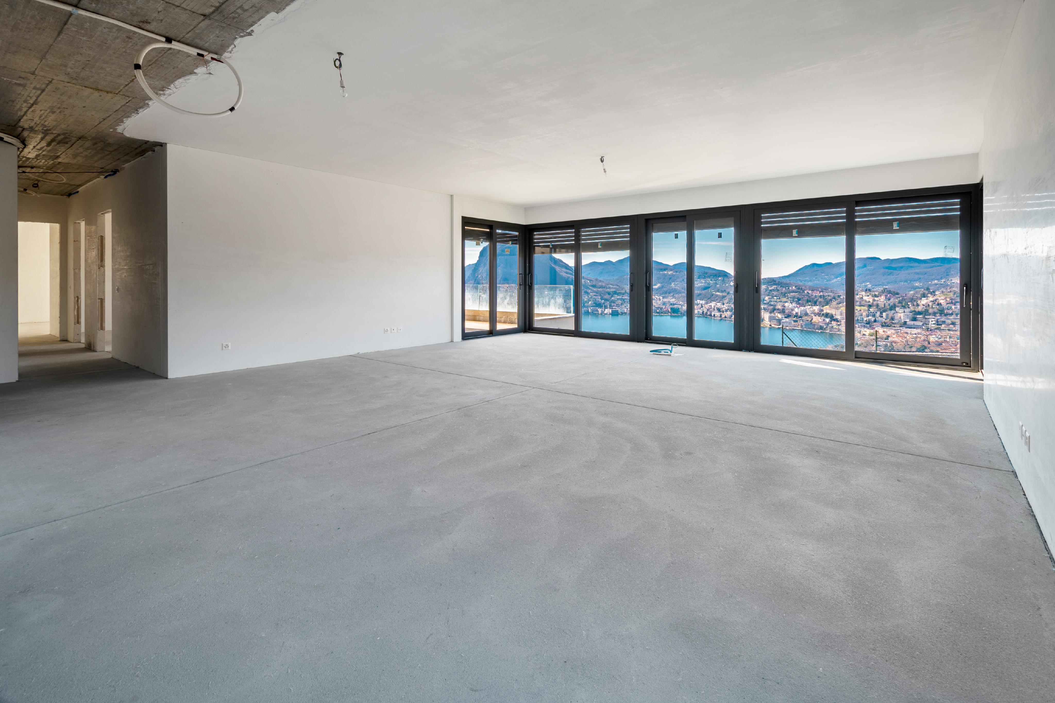 Unfertiger Wohnraum mit Panoramafenstern