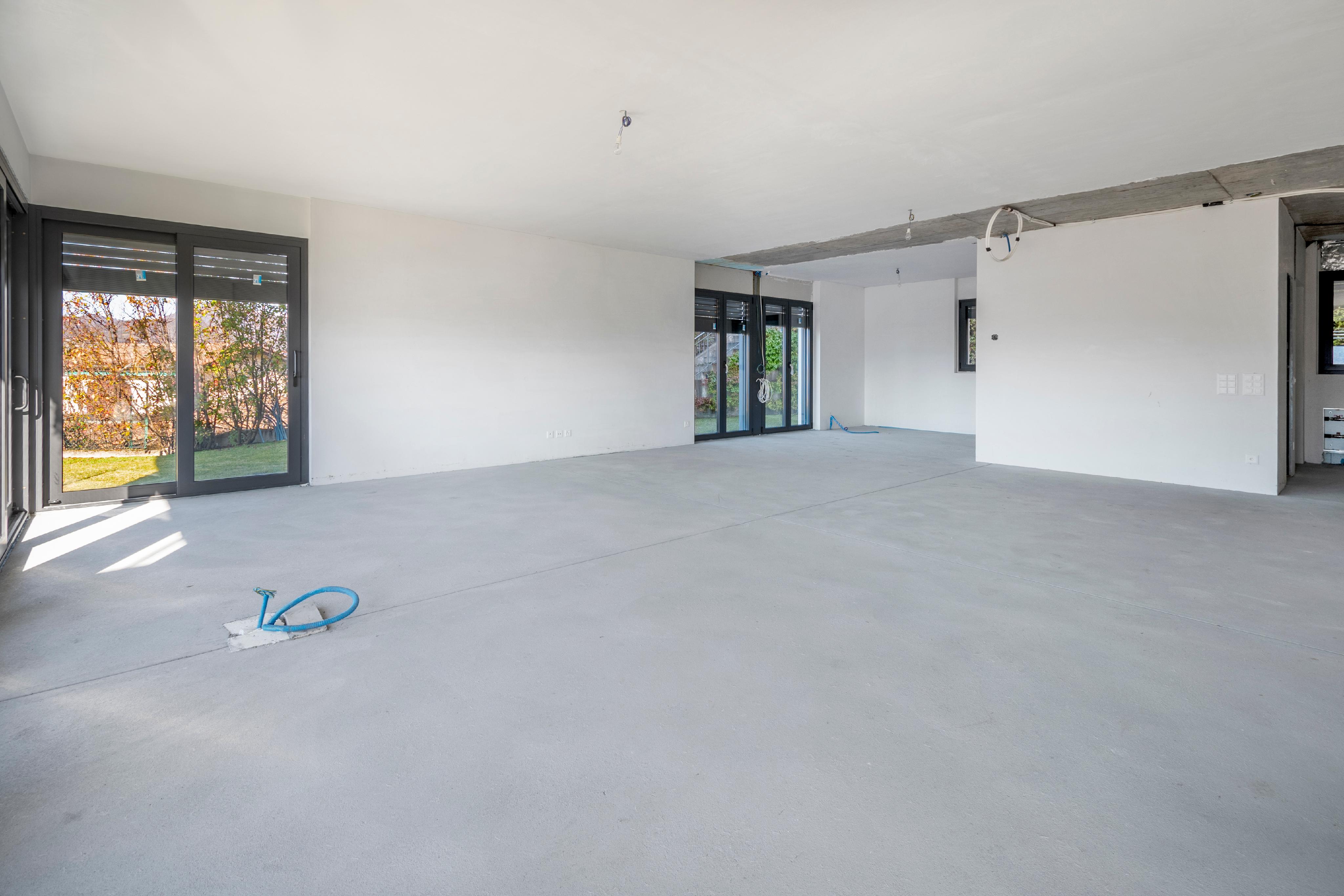 Großer leerer Wohnraum im Rohbau