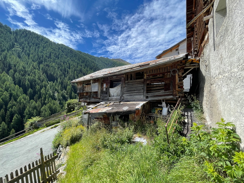 Altes Bergbauernhaus an Hanglage