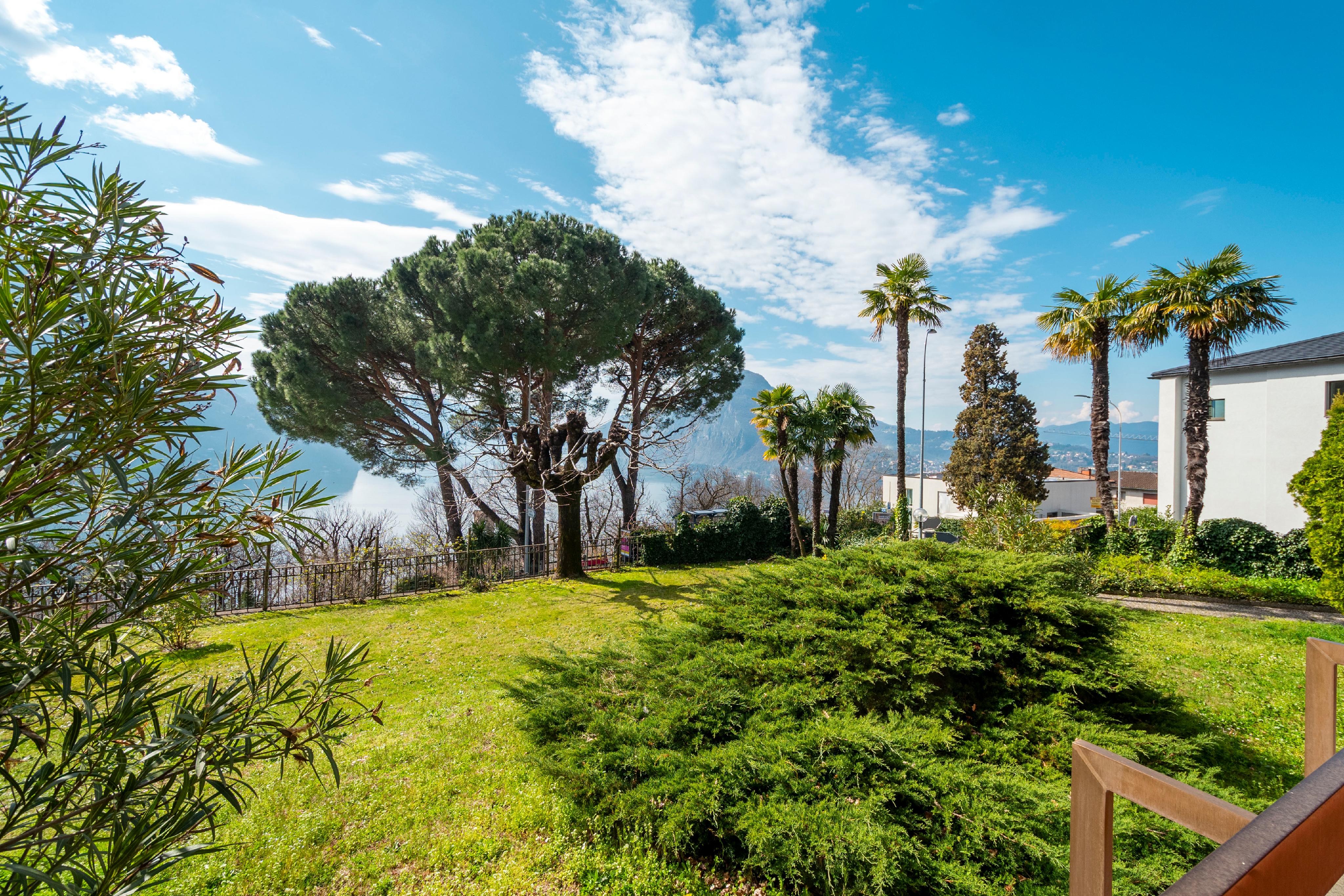 Garten mit Seeblick und mediterraner Bepflanzung