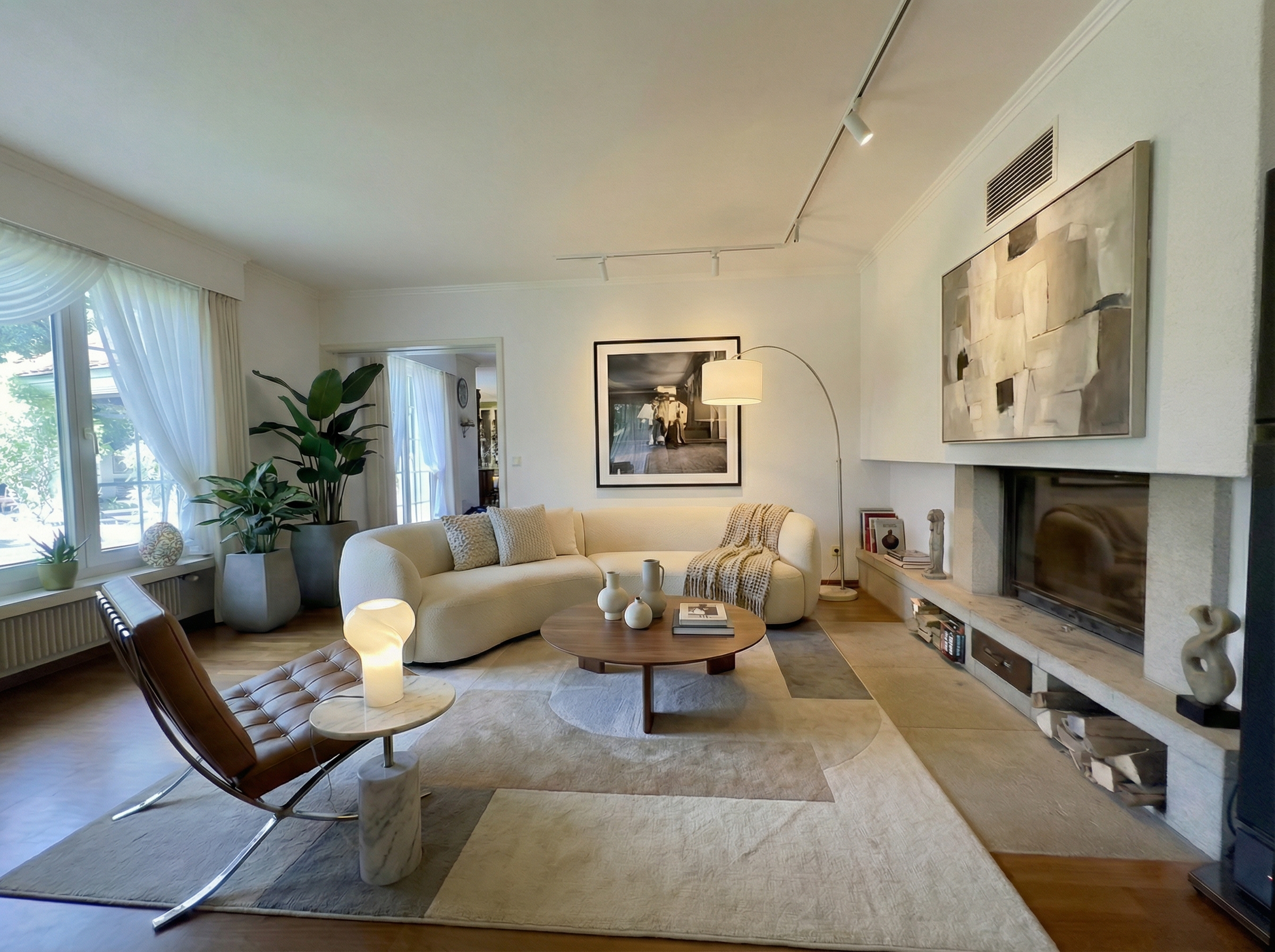 Modernes Wohnzimmer mit Kamin und Designer-Möblierung