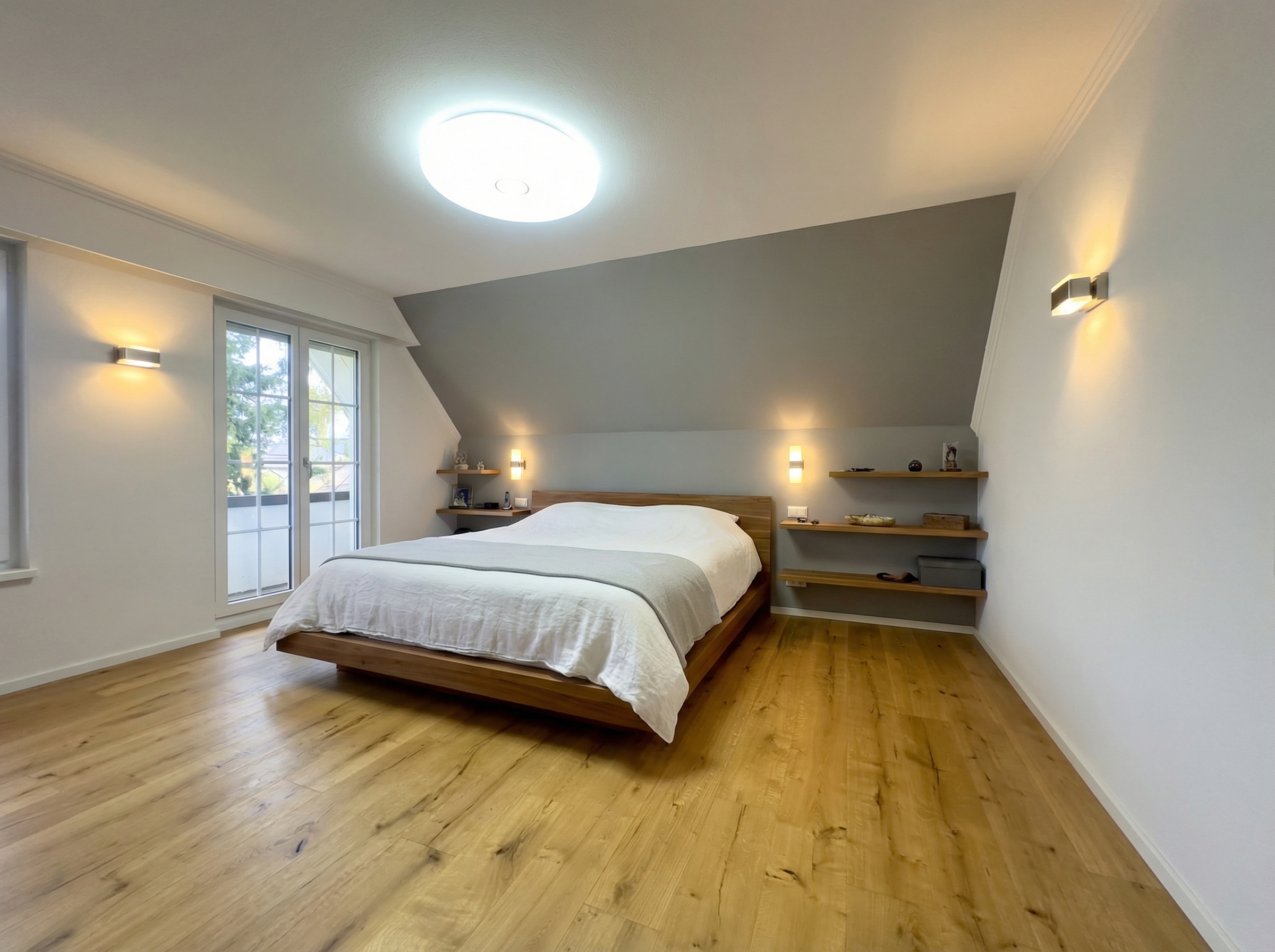 Helles Schlafzimmer mit Dachschräge