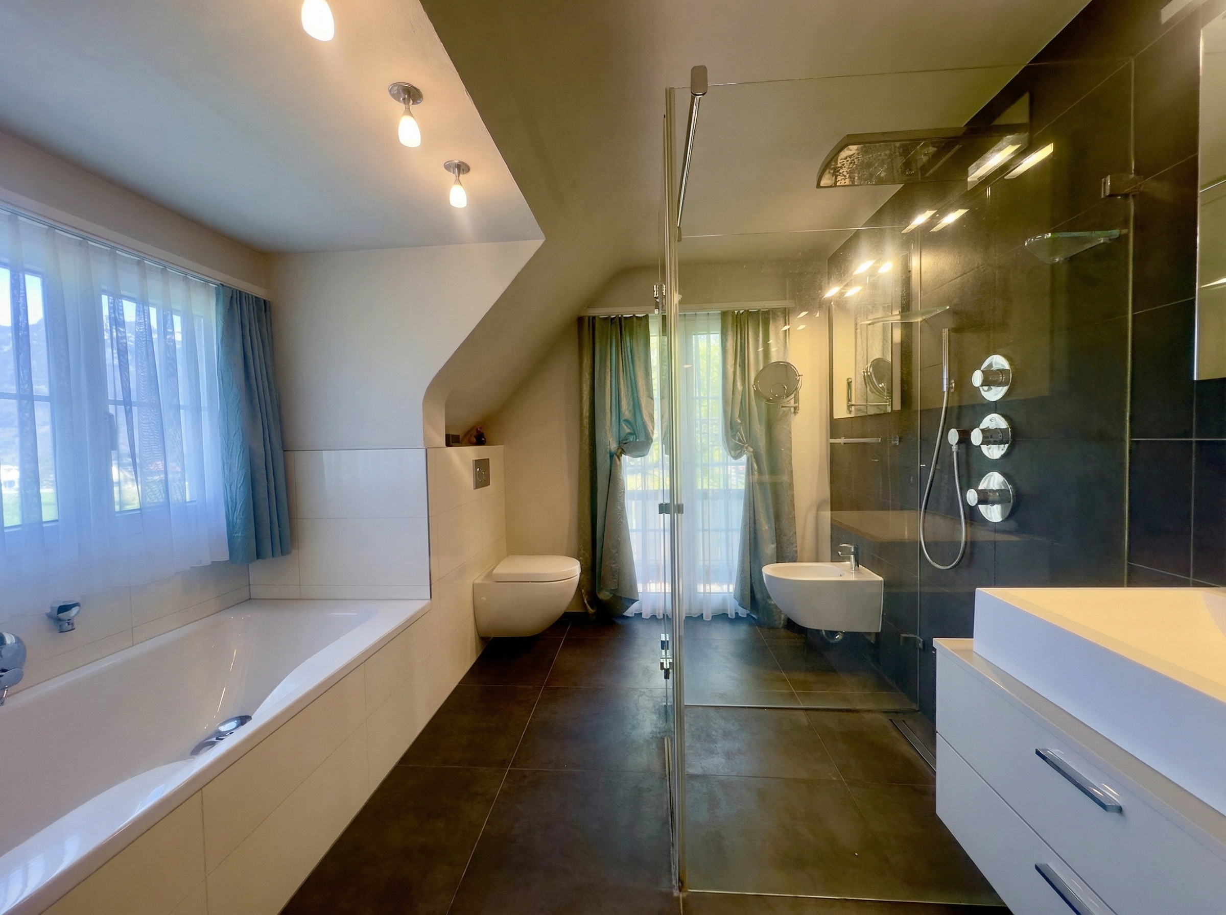 Modernes Badezimmer mit Badewanne und Dusche