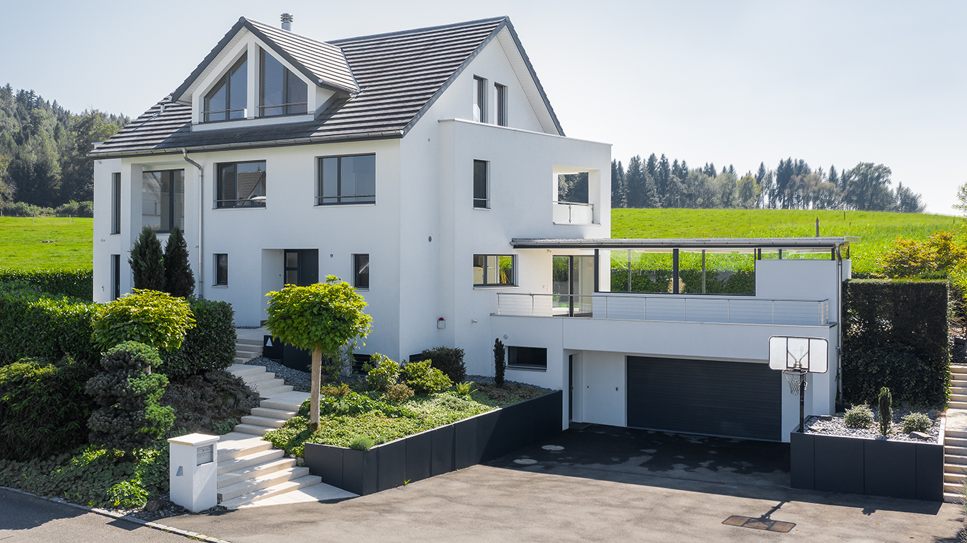 Modernes Einfamilienhaus mit Hanglage und Doppelgarage