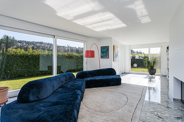 Heller Wohnraum mit großem Ecksofa und Gartenblick